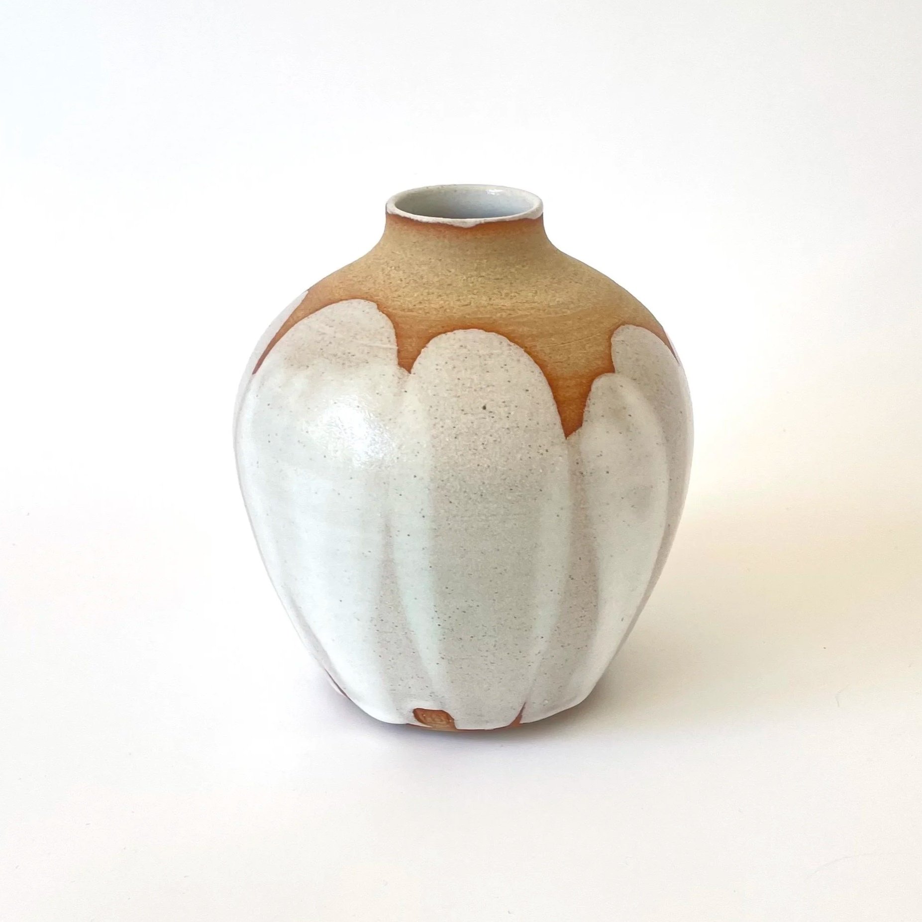 Rounded stoneware vase in satin white petal design 2