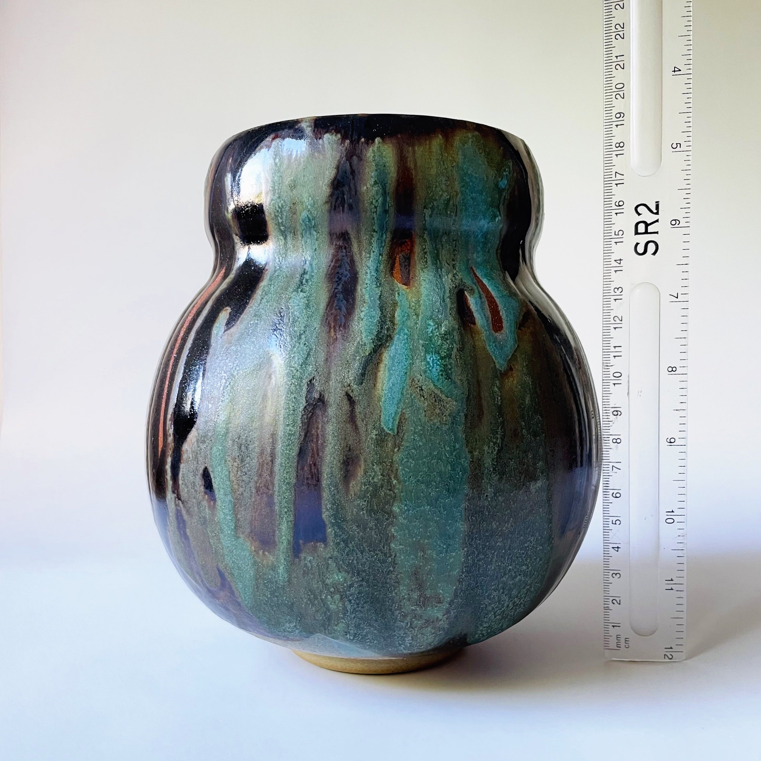 BELLY VASE