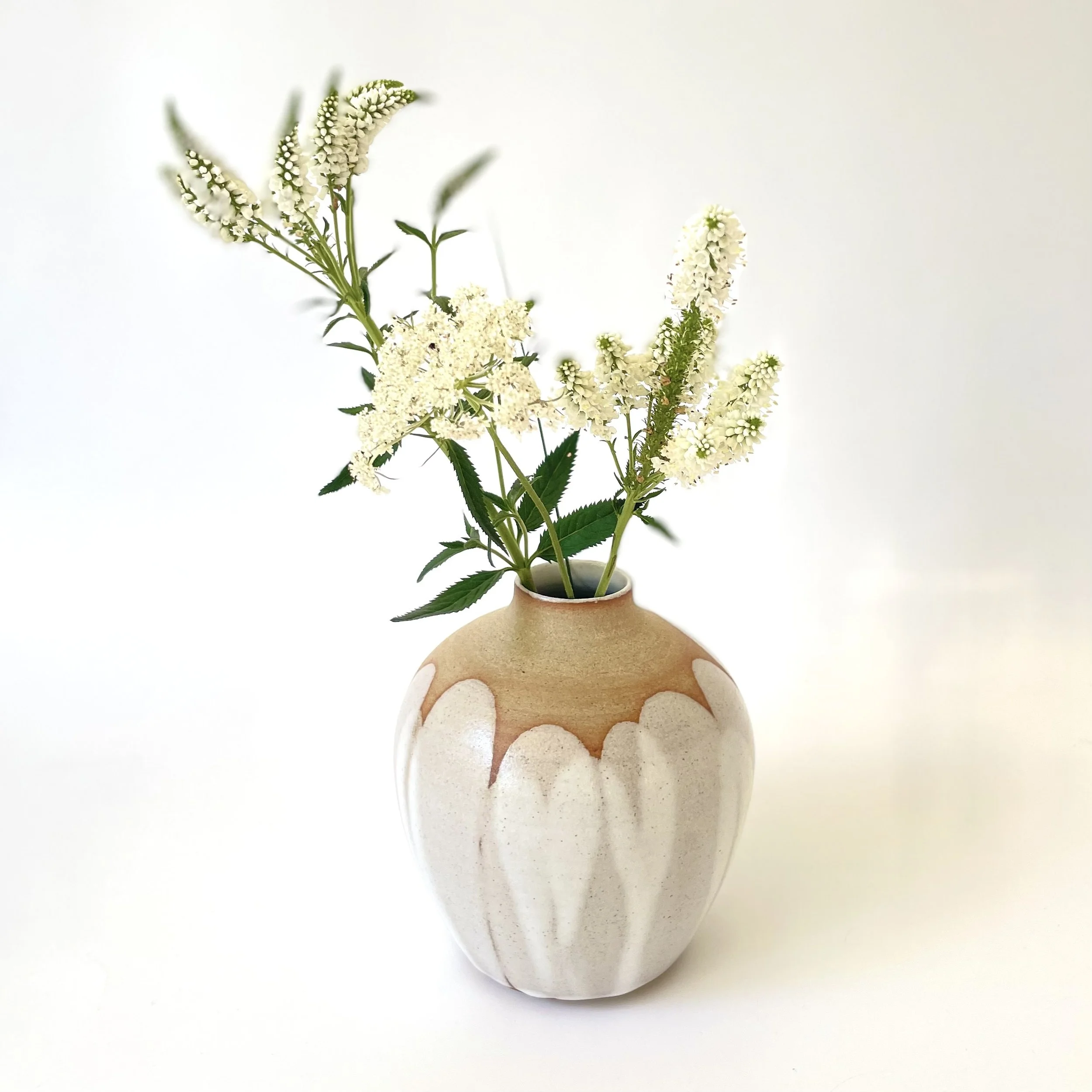 Rounded stoneware vase in satin white petal design 1