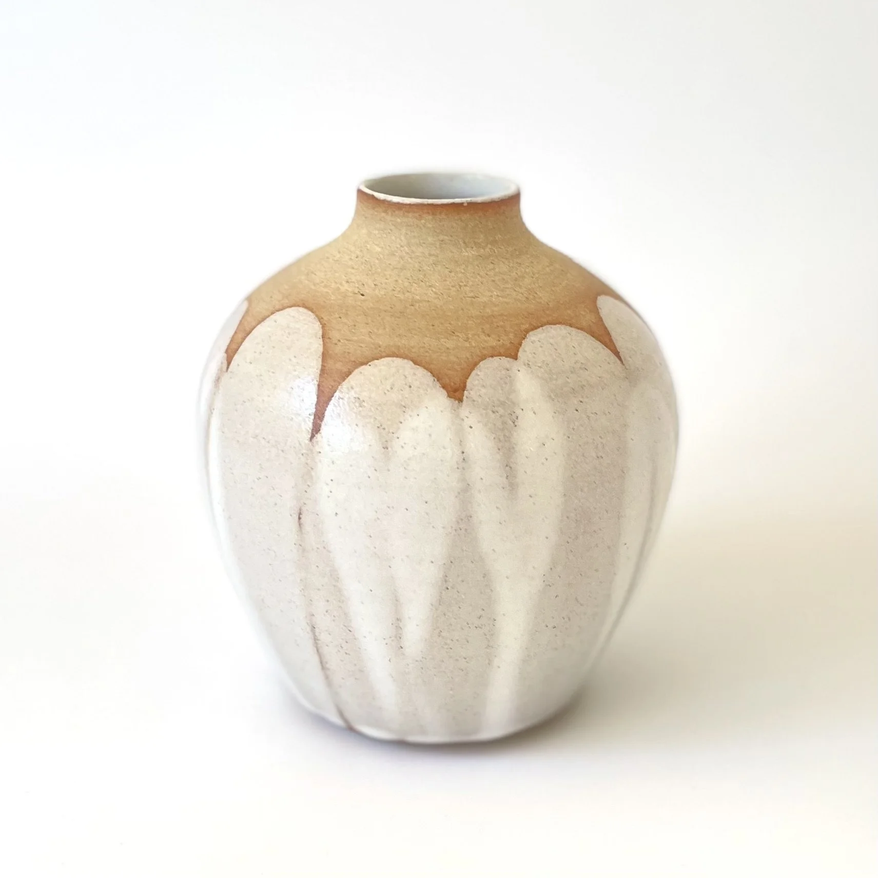 Rounded stoneware vase in satin white petal design 4
