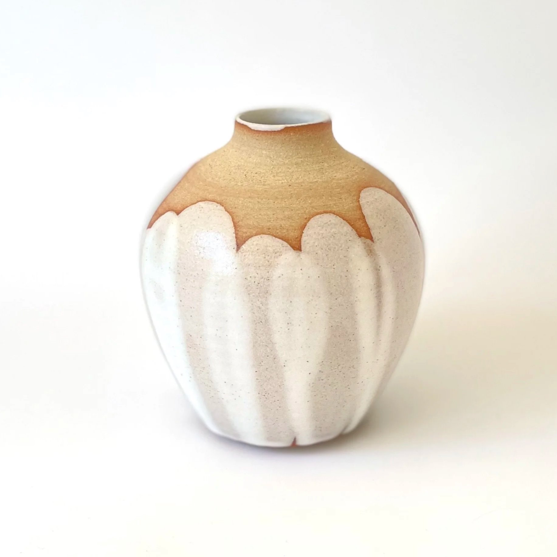Rounded stoneware vase in satin white petal design 3