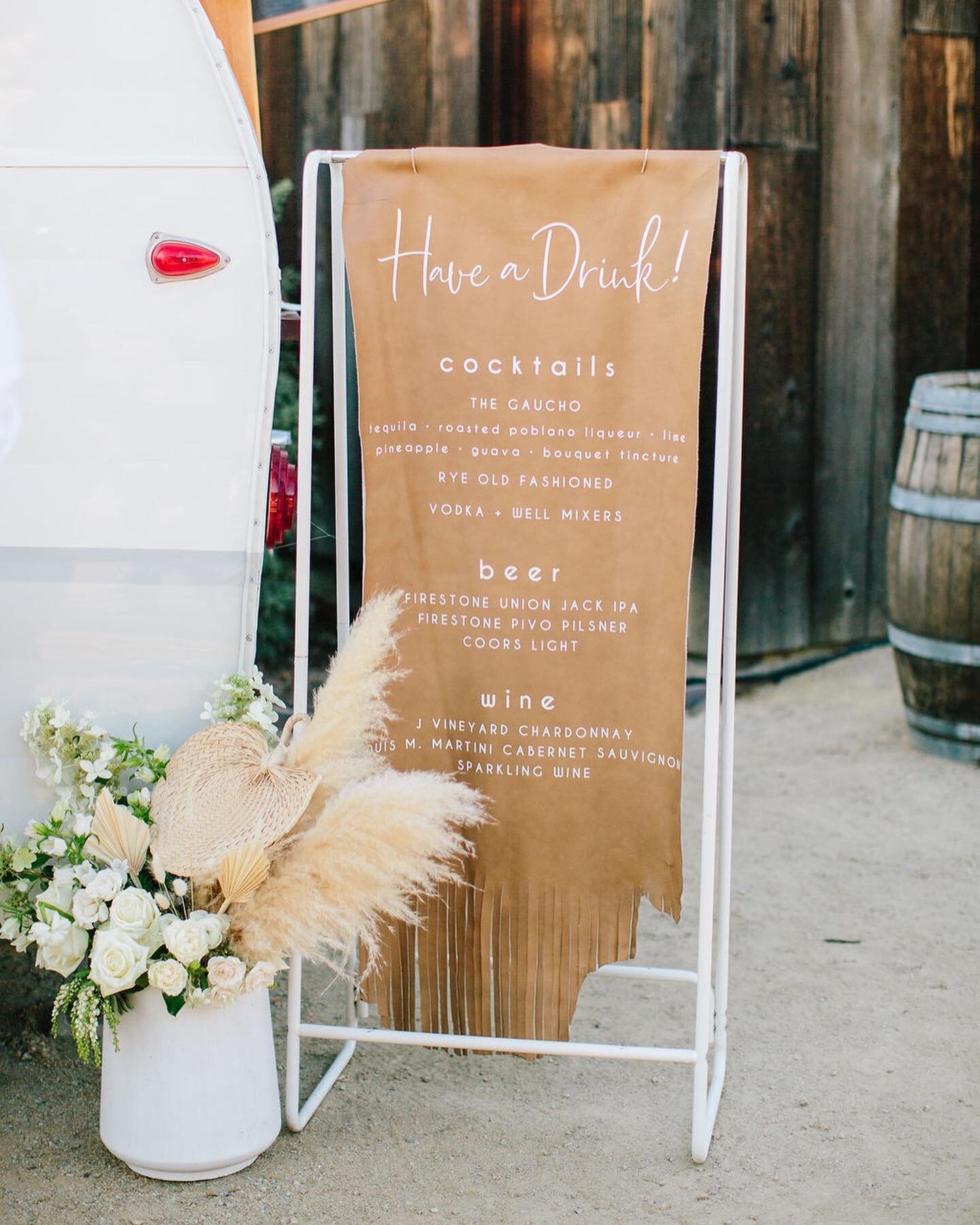 Leather signage we made for K+K&rsquo;s organic and beautiful wedding. 🌾 We offered woven fans at the ceremony to try to beat the heat, but a guest decided theirs worked better in a floral arrangement. Good thing it blends in! 🙃
Photo @mirellecarmi