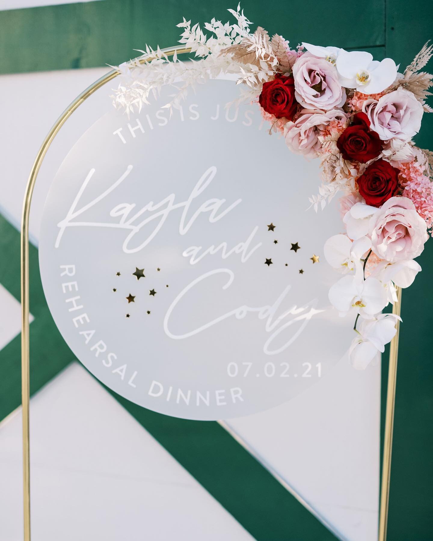 Gold mirror and frosted acrylic signage details for K+C&rsquo;s epic rehearsal dinner! ✨
Photographer @kelseaholderphoto 
Design + Signage @lovelyfest 
Florals @idlewildfloral 
Catering @fieldtotableevents 
Rentals @theonicollection @avenuetwelve @al