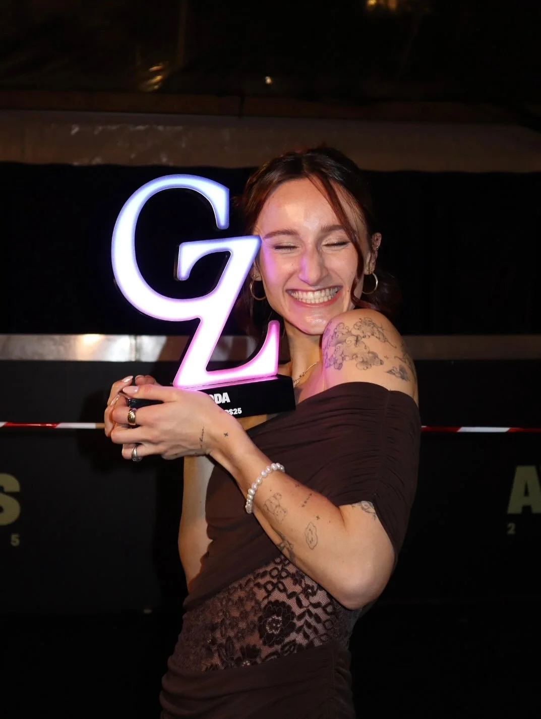 Lo que vivimos anoche… Que alguien nos pellizque🤧 Estamos súper emocionadas y agradecidas 🫂
Enhorabuena @almucarrion por este premio TAN merecido, pero también a nuestros nominados @arianehoyos, @alvaro_platon y @danrenville p