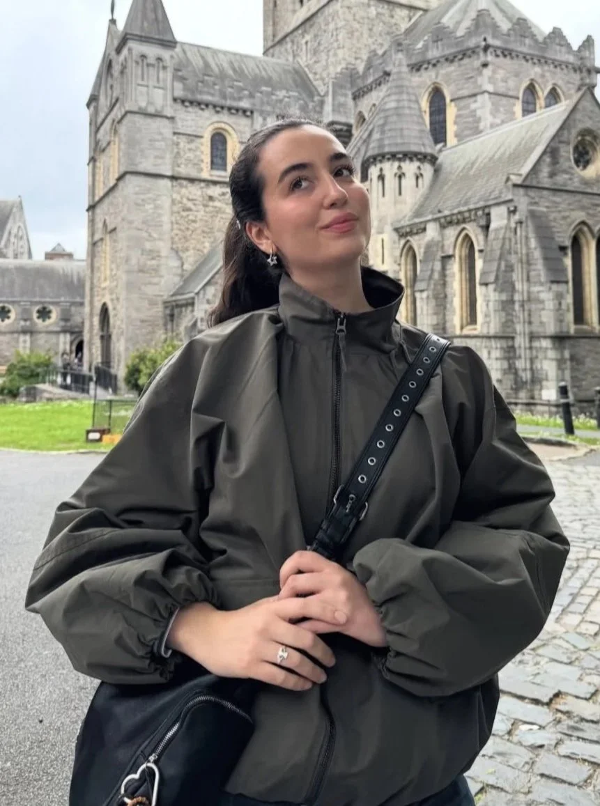Ariane Hoyos, creadora de entretenimiento representada por B3hind