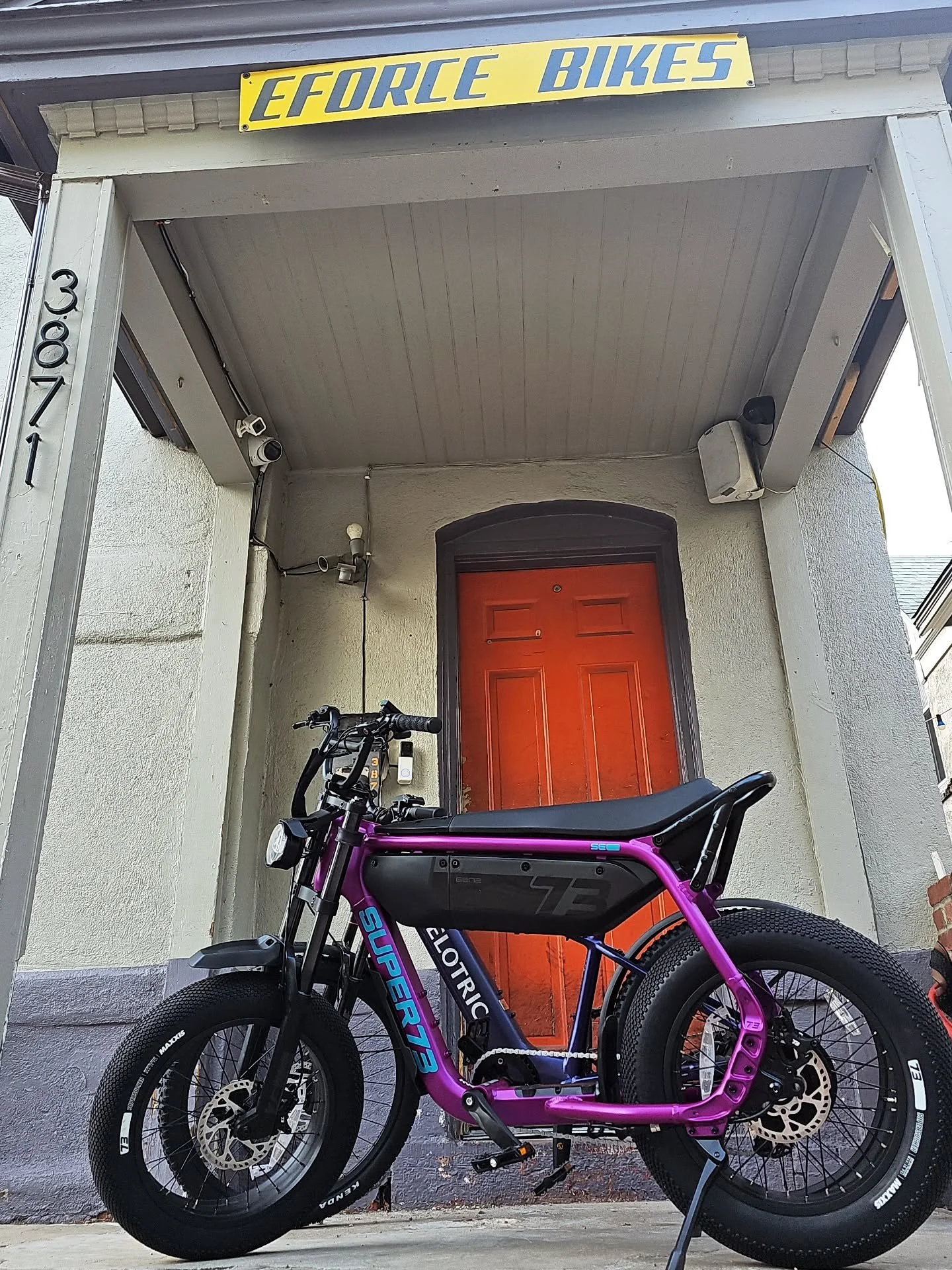 2 days only!! Come check out the SUPER73-B1G SE 
Perfectly juxtaposed to the new Velotric Summit 2. Ride both and decide your style - moto or mountain ⚡️