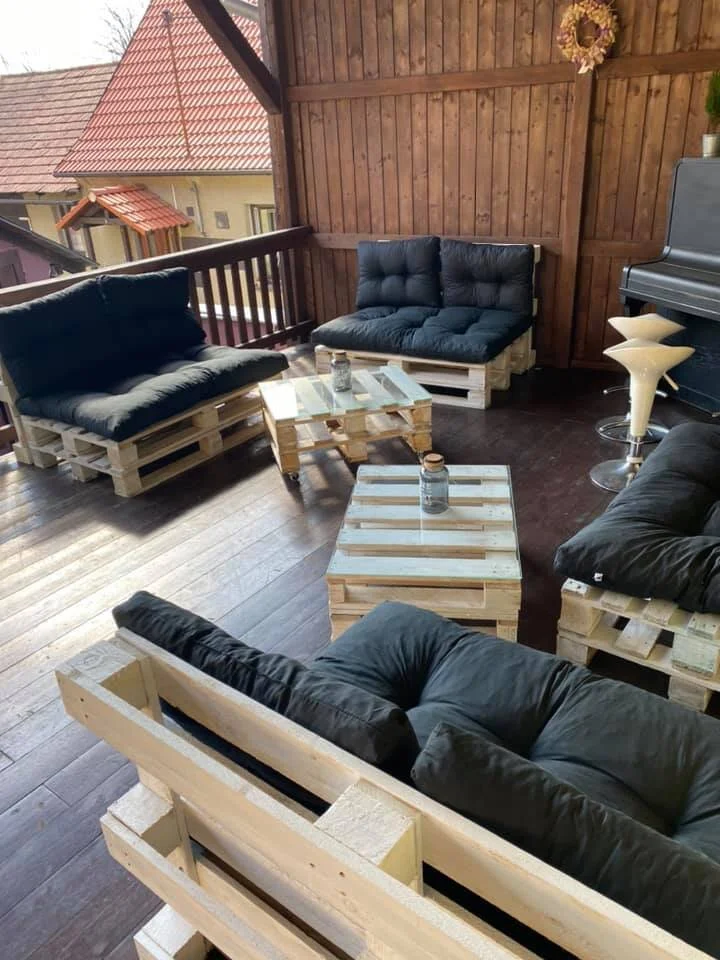 pod lípou.jpg