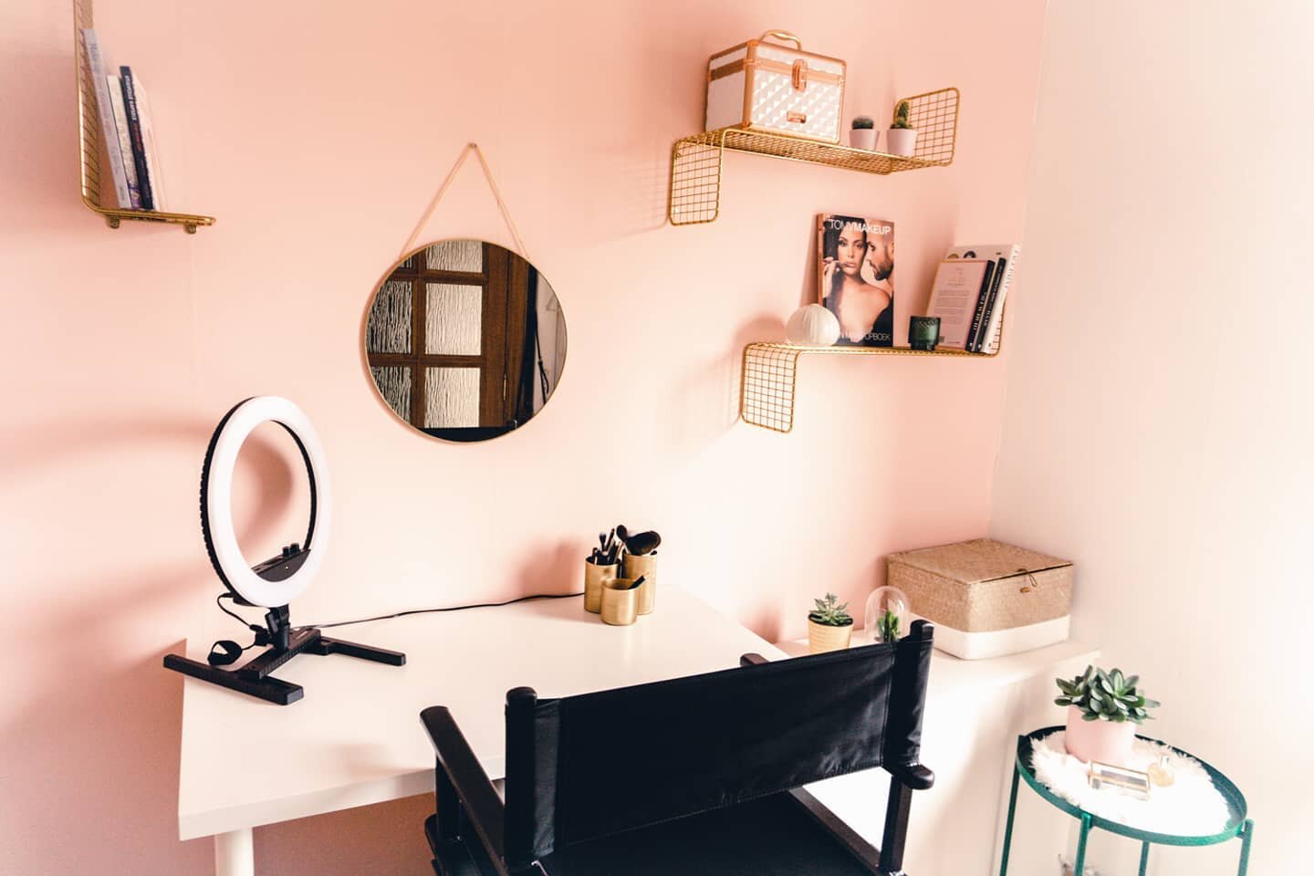 Wat kijk ik ernaar uit om jullie opnieuw te mogen ontvangen in mijn make up studio! 
Al vrees ik dat we nog even geduld moeten hebben...
#hanginthere
#makeupstudio #makeupkatrijn
#makeup #hairstyling
#beautysalon #roseandgold