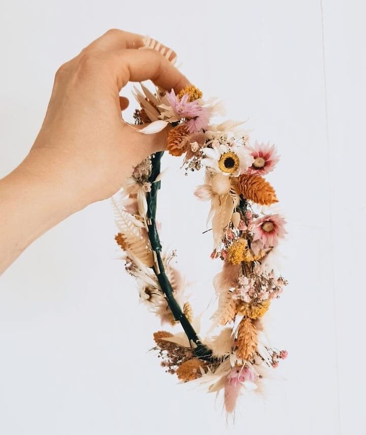 Bloemenkrans voor het haar 🧝🏼&zwj;♀️
#driedflowers #driedflowerwreath #hairstyling