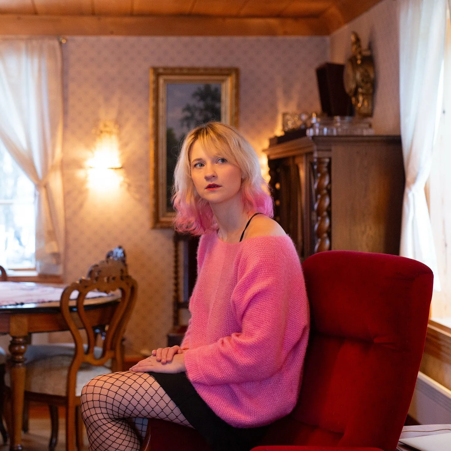 It&rsquo;s the 7th so that means new 7000apart track! 💿

This month we&rsquo;re releasing &rdquo;Clueless&rdquo;, a bedroom pop track with stream-of-consciousness lyrics inspired by when we were long distance. It&rsquo;s a vibe &amp; one of @carleyt