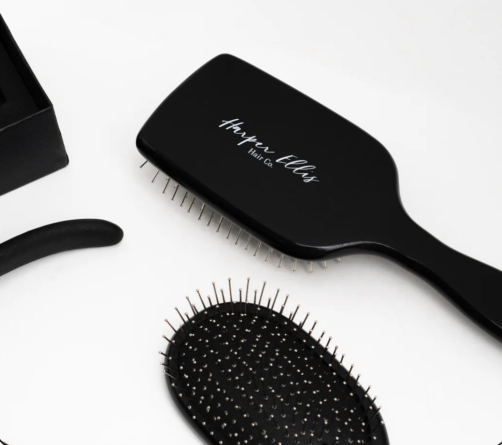 This brush you guys, it&rsquo;s a dream. ✨ The Harper Ellis Steel Brush has been stocked at E+E and you need one! These steel bristles will detangle the thickest of extensions and even give you a nice scalp massage 🥹 

Grab one while you&rsquo;re in