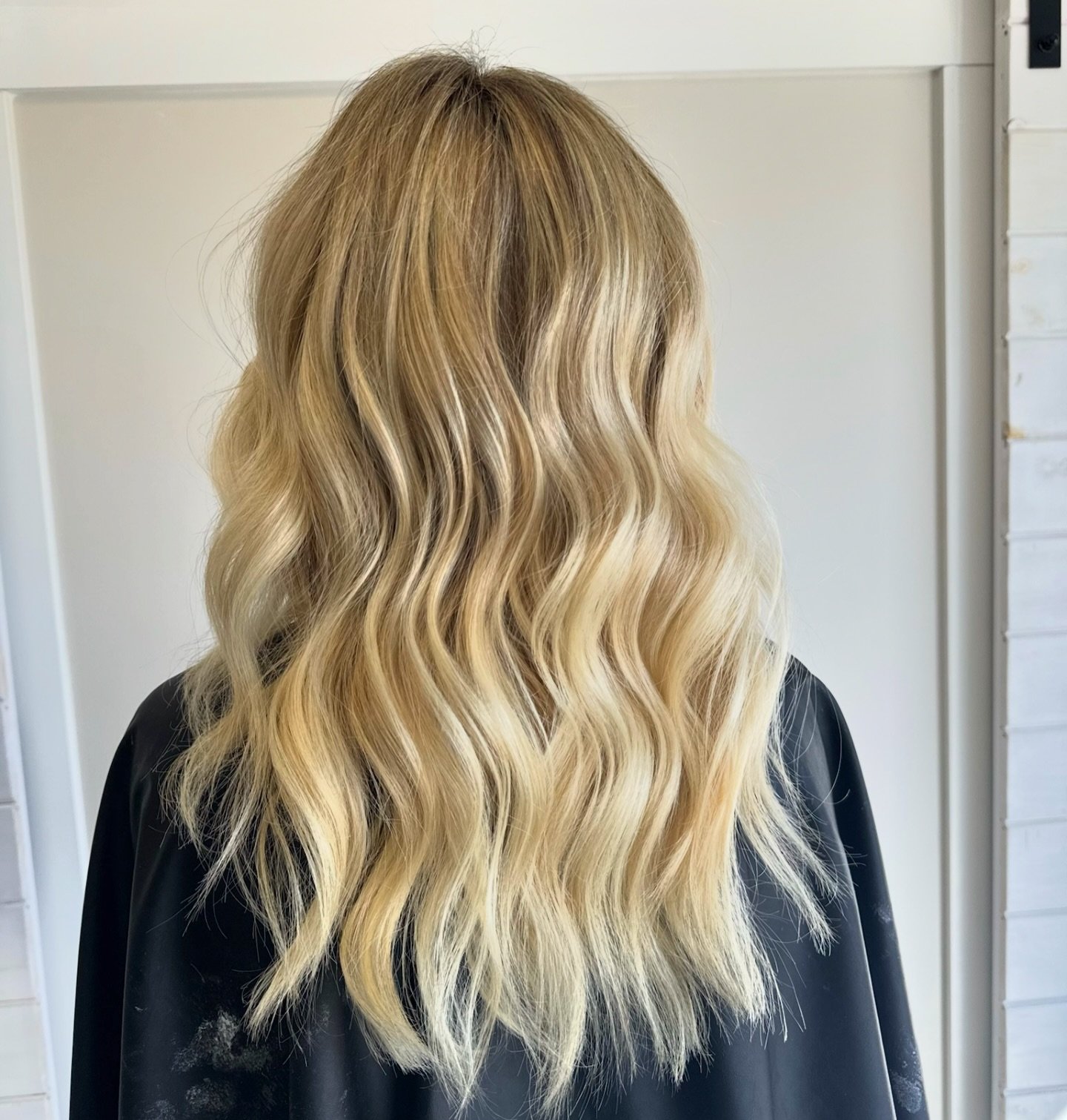 As soon as the sun comes shining we are ready for the blonde in life ✨

Appointments available this coming week and we are ready for you 🤟

Hair by @hairby.lexia