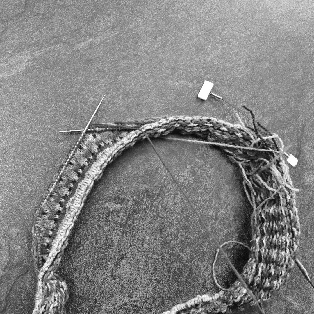 My jumble of sticks and string = another WIP of obsessive knitting! 🥰
.
@thewoolbrokers J&amp;S 2ply
.
#villamariepullover #newwip #newdesign #whatsonmyneedles
#fairisleknitting #fairislesweater #knittingmood #knitting #whatimworkingon #fairislefrid