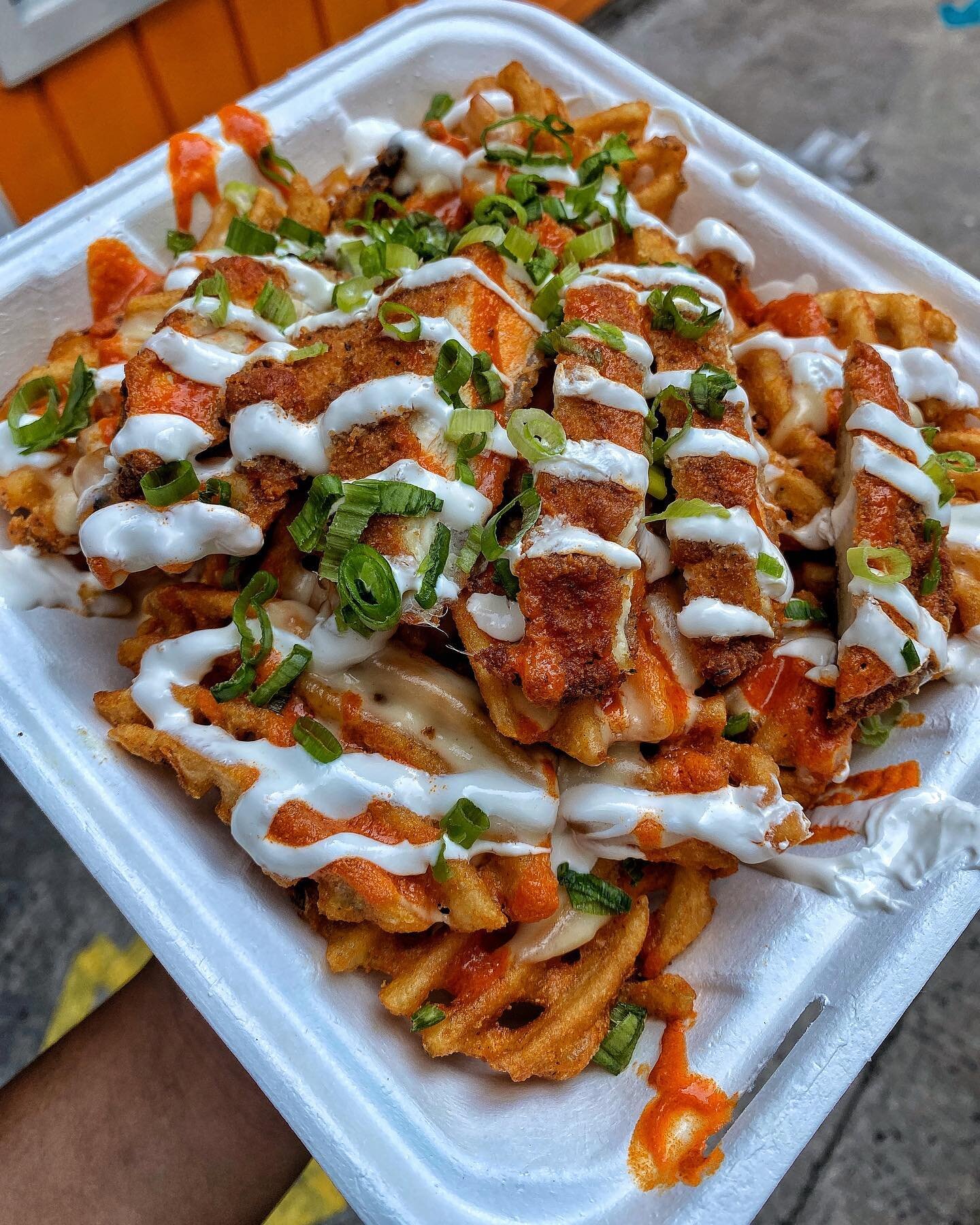 #SUNDAYFUNDAY at its finest. AND NOW WE OFFER DELIVERY!! 👌 BAKER&rsquo;S FRIES - seasoned waffle fries topped with fried chicken, STEEZ sauce, hot sauce, sour cream &amp; scallions. #ATTHEWALLACE #LINKINBIO