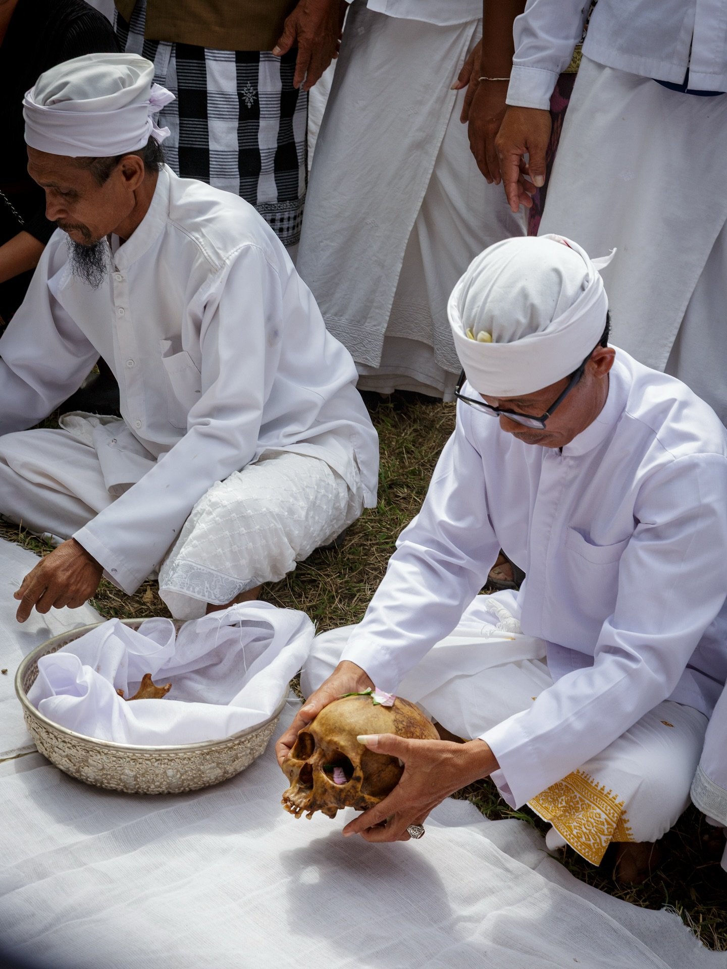 An exhumation ceremony in Indonesia &mdash;  earth, ritual, and memory come together.

⸻

#IndonesiaPhotography #RitualPhotography #DocumentaryPhotography #CulturalHeritage #ExhumationCeremony #TraditionAndCulture #HumanRituals #EthnographicPhotograp