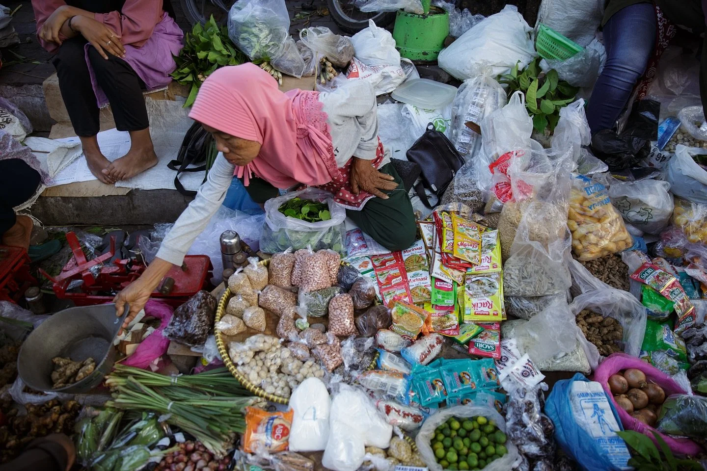 Markets in Indonesia

#southeastasia #spi_collective  #streetleaks #explorebali #photographerassociation
#travelphotography #natgeoyourshot #timeless_street #balidaily #indonesia  #baliculture #eyeshotmag #baligasm #theindependentphotographer #lenscu