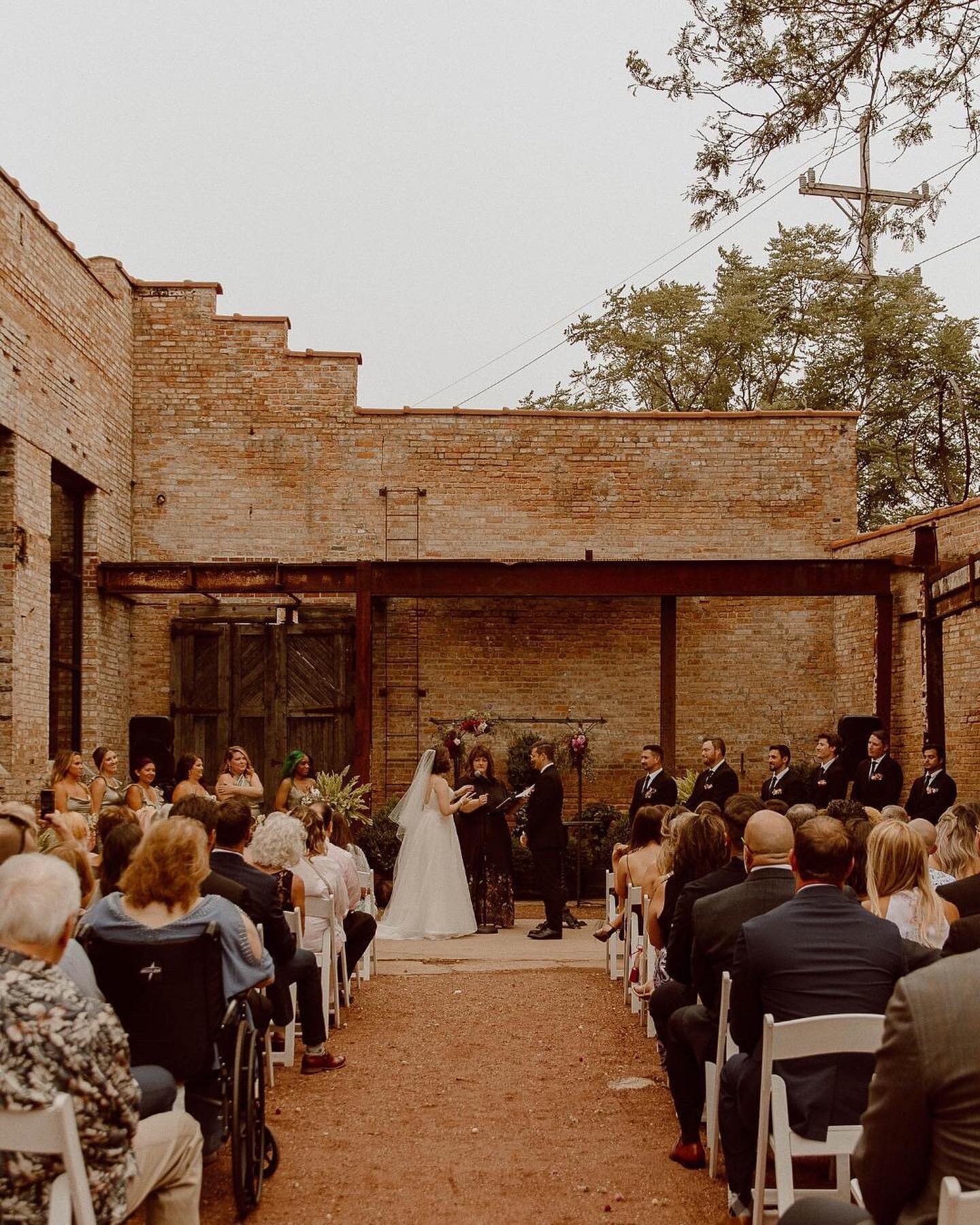 We love a garden wedding!!
⠀⠀⠀⠀⠀⠀⠀⠀⠀
With the weather warming up, I can say that I am SO excited for all my summer weddings this year 🥺 There is nothing like that golden green hue and lush sunshine. Enjoy this lil throwback to a wedding last July at