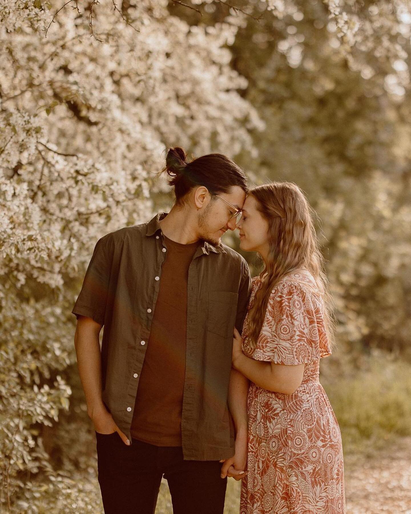 I had the sweetest time documenting Carey and Nico's engagement session 🙌🏻 We were lucky to have sunny skies, 70 degrees, and a very light breeze. I don't think we could have asked for a more perfect day! I am counting down the days until these two