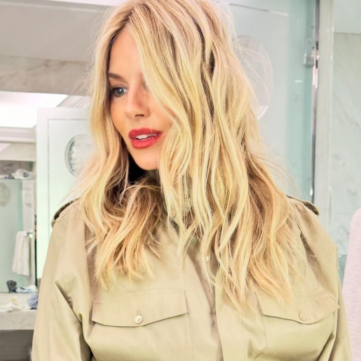 We&rsquo;re obsessed with @siennathing new blonde style!The soft waves and honey-blonde tones complement her complexion beautifully, making it a standout look. Would you consider trying out this style for yourself?
-
-
-
#BlondeBombshell #SiennaMille