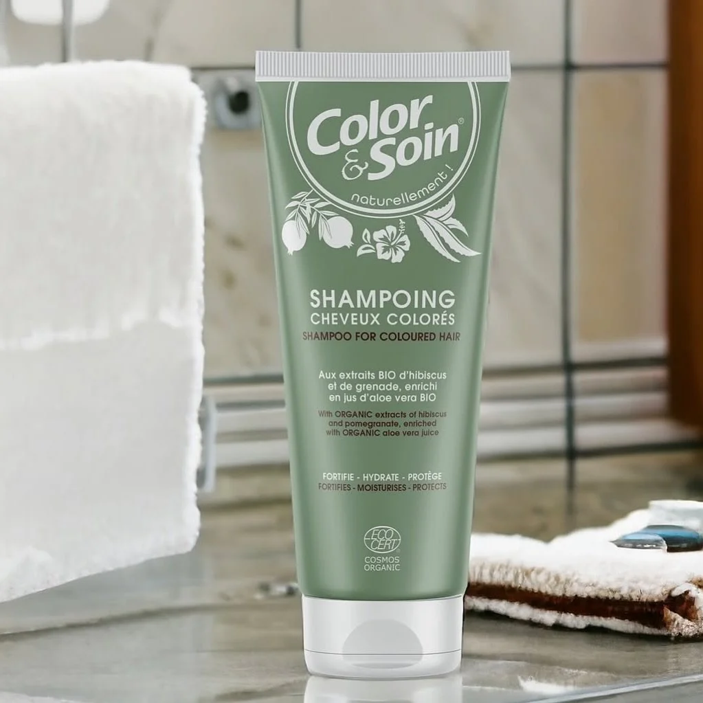 Cleanses, strengthens and deeply moisturises coloured hair, while holding the hair dye. Hair becomes instantly soft, shiny and delicately perfumed. 

🌱 Made with 97.6% of ingredients of natural origin, including 18.1% of ingredients from organic far
