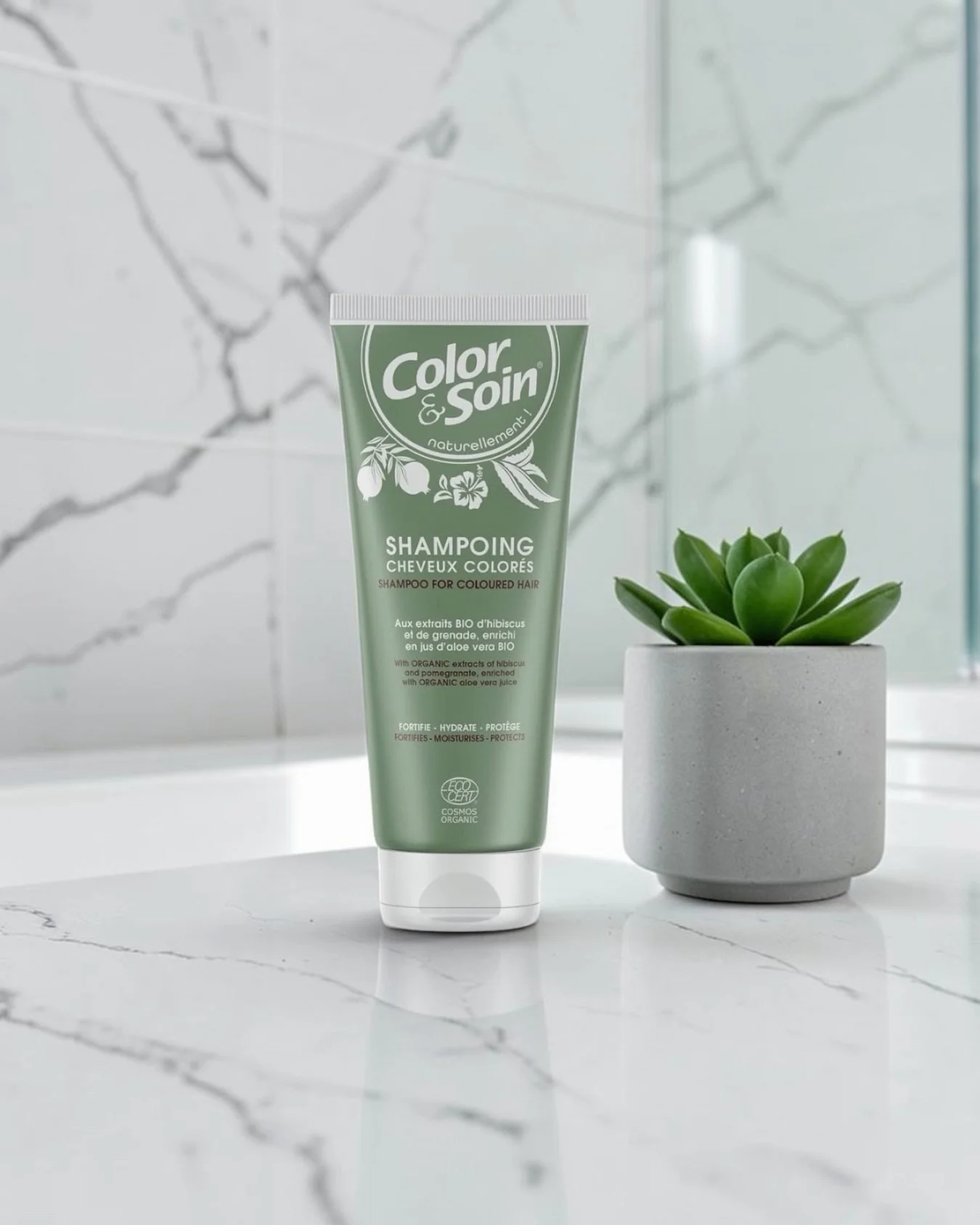 Cleanses, strengthens and deeply moisturises coloured hair, while holding the hair dye. Hair becomes instantly soft, shiny and delicately perfumed. 

🌱 Made with 97.6% of ingredients of natural origin, including 18.1% of ingredients from organic far