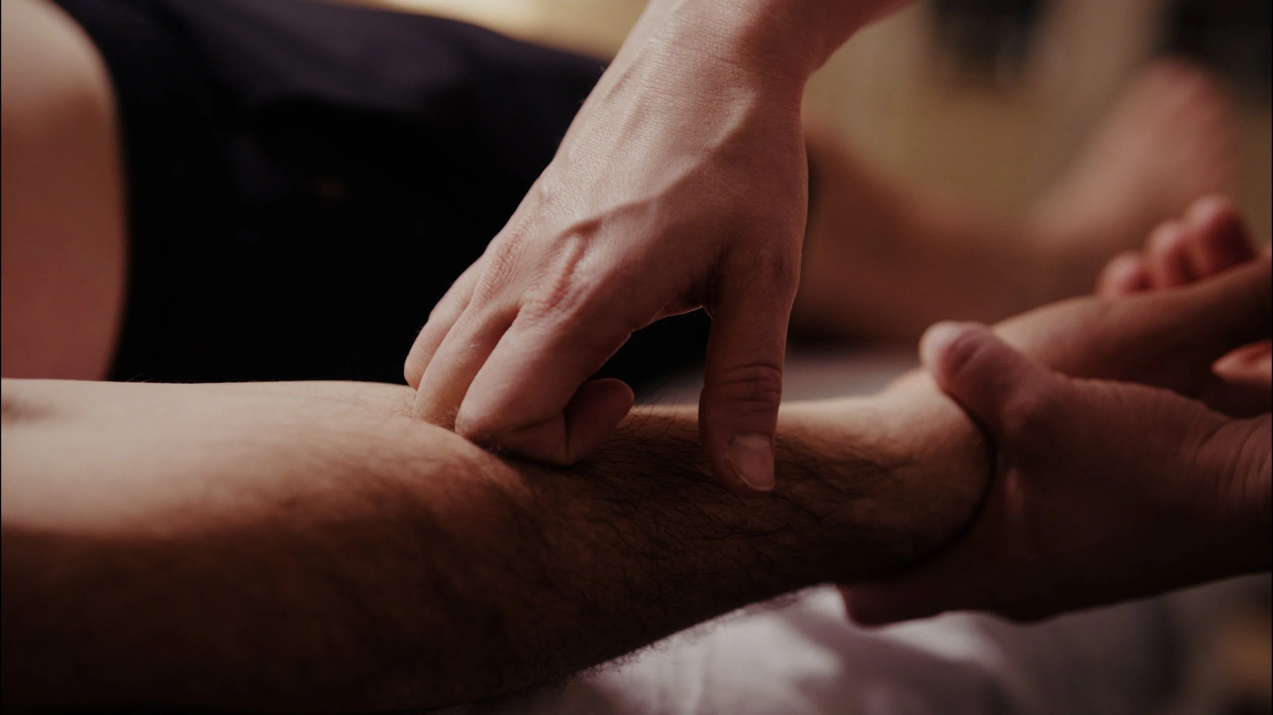 Sarah Thomas instructing a vocalist during a voice lesson.