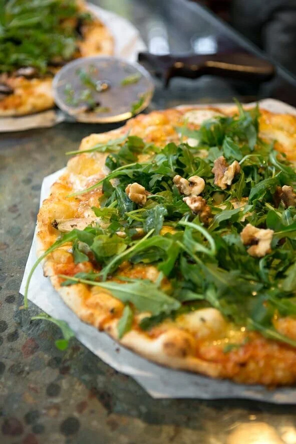 Gorgonzola, pear, walnut &amp; rocket pizza