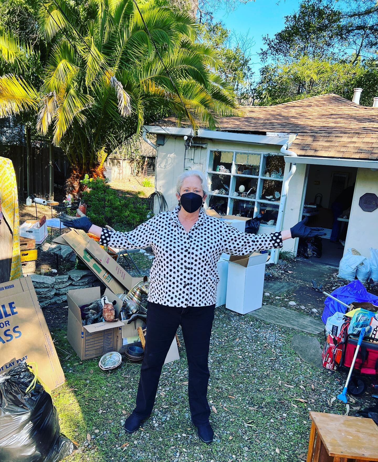 Today's outfit and fashion for estate clean outs...
#itsabreezemoving 
#innoparticularorder 
#estatecleanouts
#responsibledispersal
#movecoordinationspecialist 
#movecoordination 
#movecoordinator 
#todaysfashion