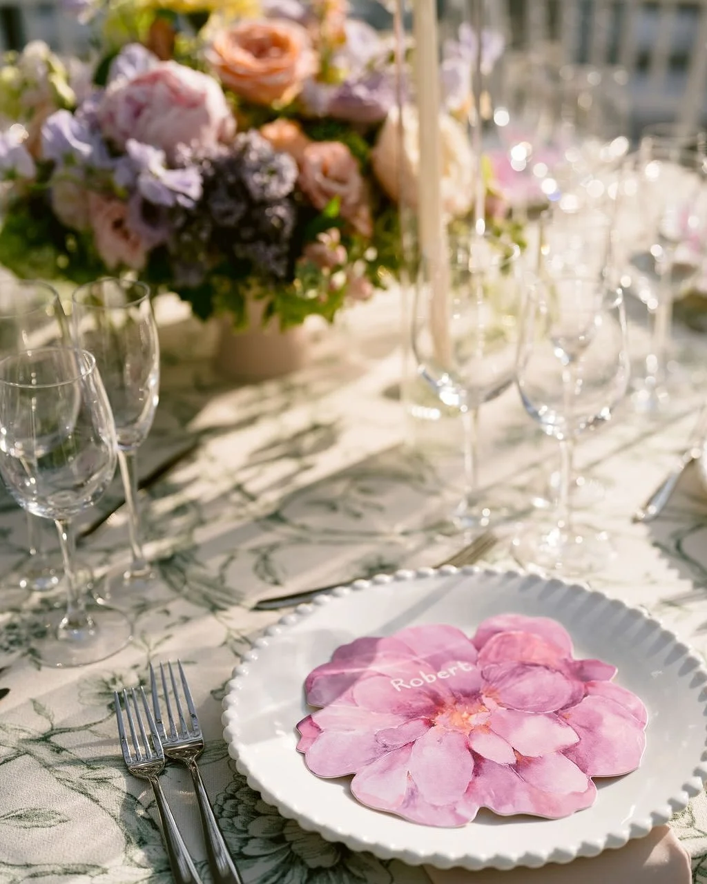 Flower name cards/menus for Elyse and Mark&rsquo;s flower-filled wedding 🌸 🌸 🌸 

Photography @francescaleephotography 
Stationery @rachelzuchdesign 
Floral design @oliviahoward_designs 
Wedding planner @poppy.and.lynn 
Venue @brooklynbotanic