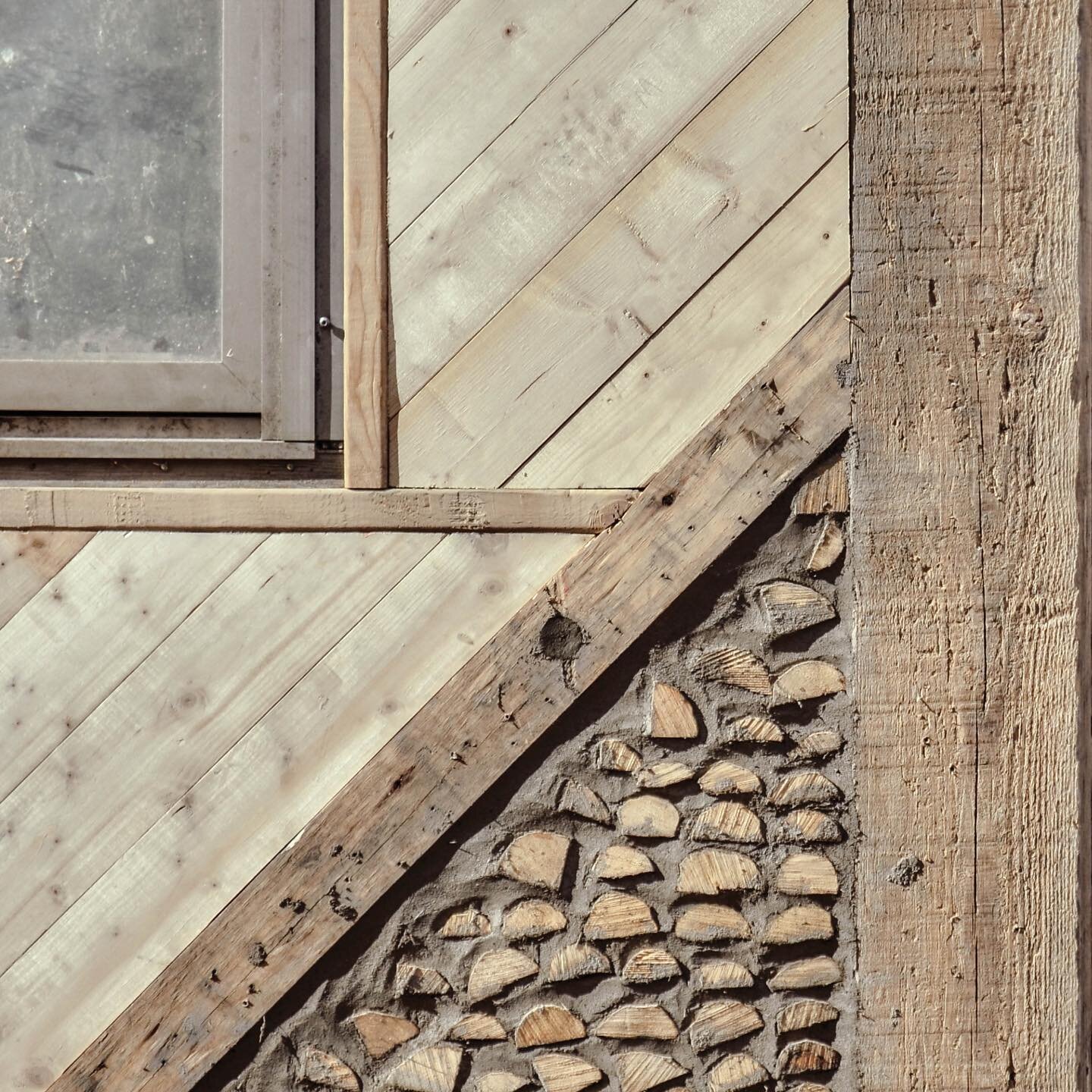 Design and build with compressed cordwood 2017
&Ouml;stert&auml;lje, Sweden 
Organised by @aes_studio 

#eartharchitecture #clayarchitecture  #naturalmaterials #bioconstruction #cordwood #wooddesign 

 #sustainability #ecofriendly #design #greenarchi