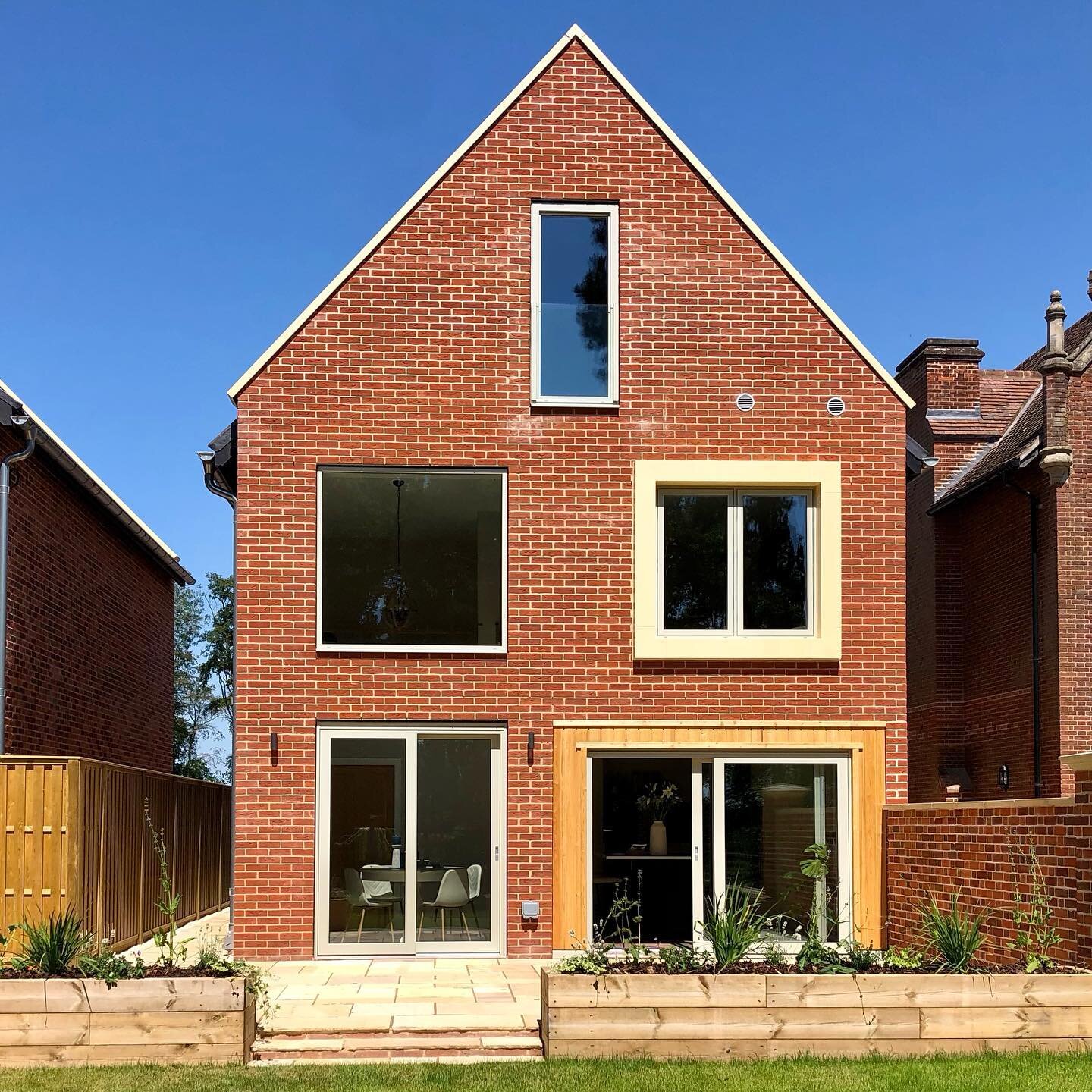 COMLETION: Cypress House, Drayton 

Yesterday we visited our site in Drayton to walk round the recently completed homes that launched for sale last weekend. This is Cypress House looking swish in the sunshine. Internally the layout is fun and generou