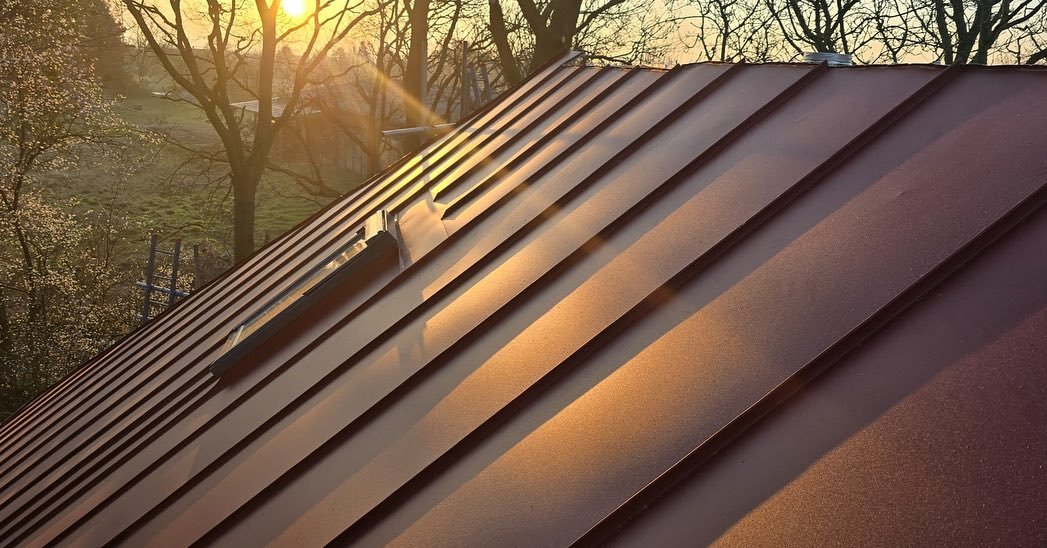 SITE: New Home in Breckland 

The coated aluminium roof is looking amazing in the golden sunlight! The colour was chosen to tone in with the leaves and trees as they move through the seasons. Certainly not the easiest roof to construct but certainly 