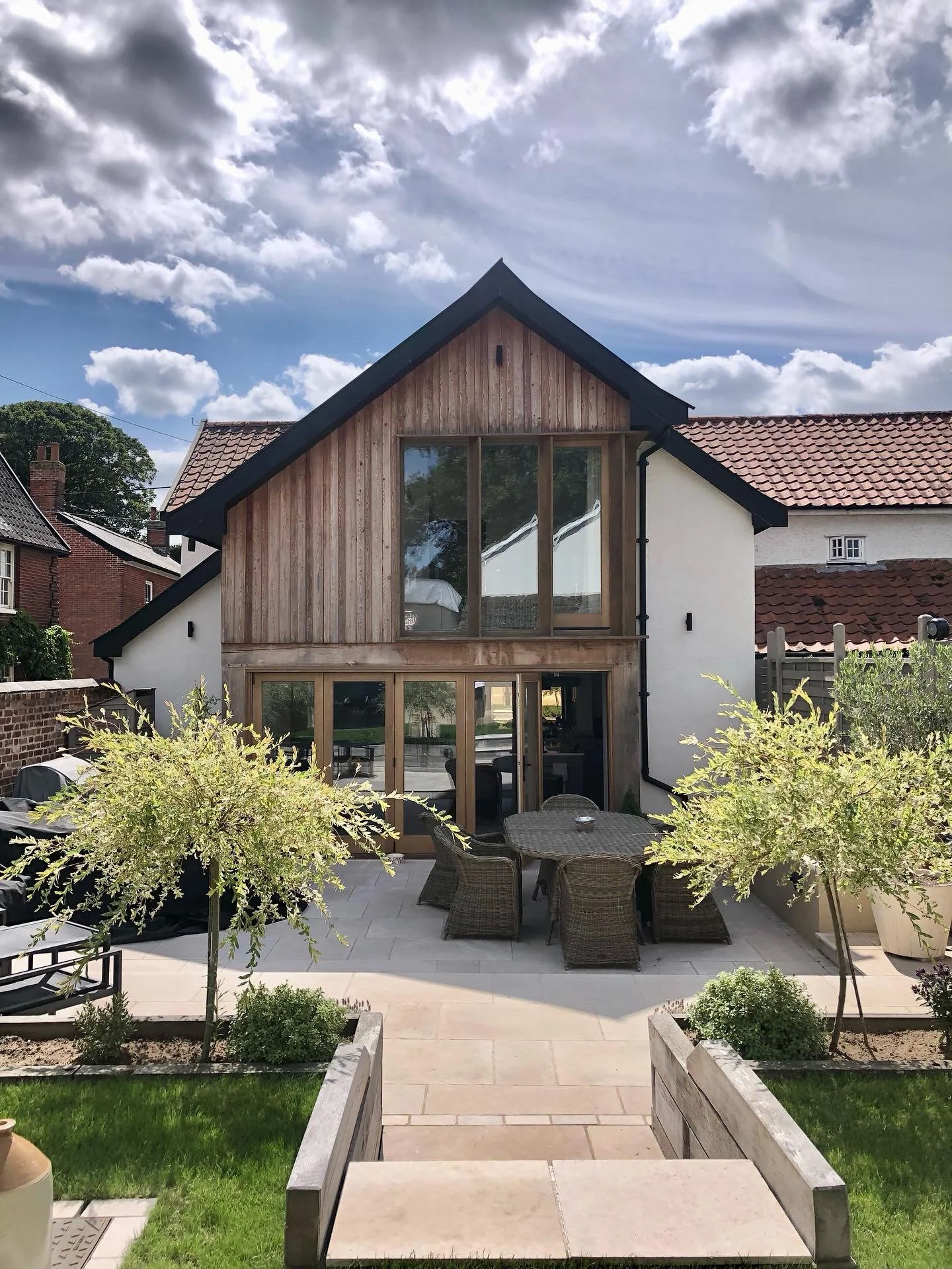 PROJECT : Corner Cottage
It was a pleasure to make an impromptu visit to Corner Cottage this morning! Completed in 2022, the oak frame and timber features are settling perfectly into their historic surroundings. The attention to detail internally fr