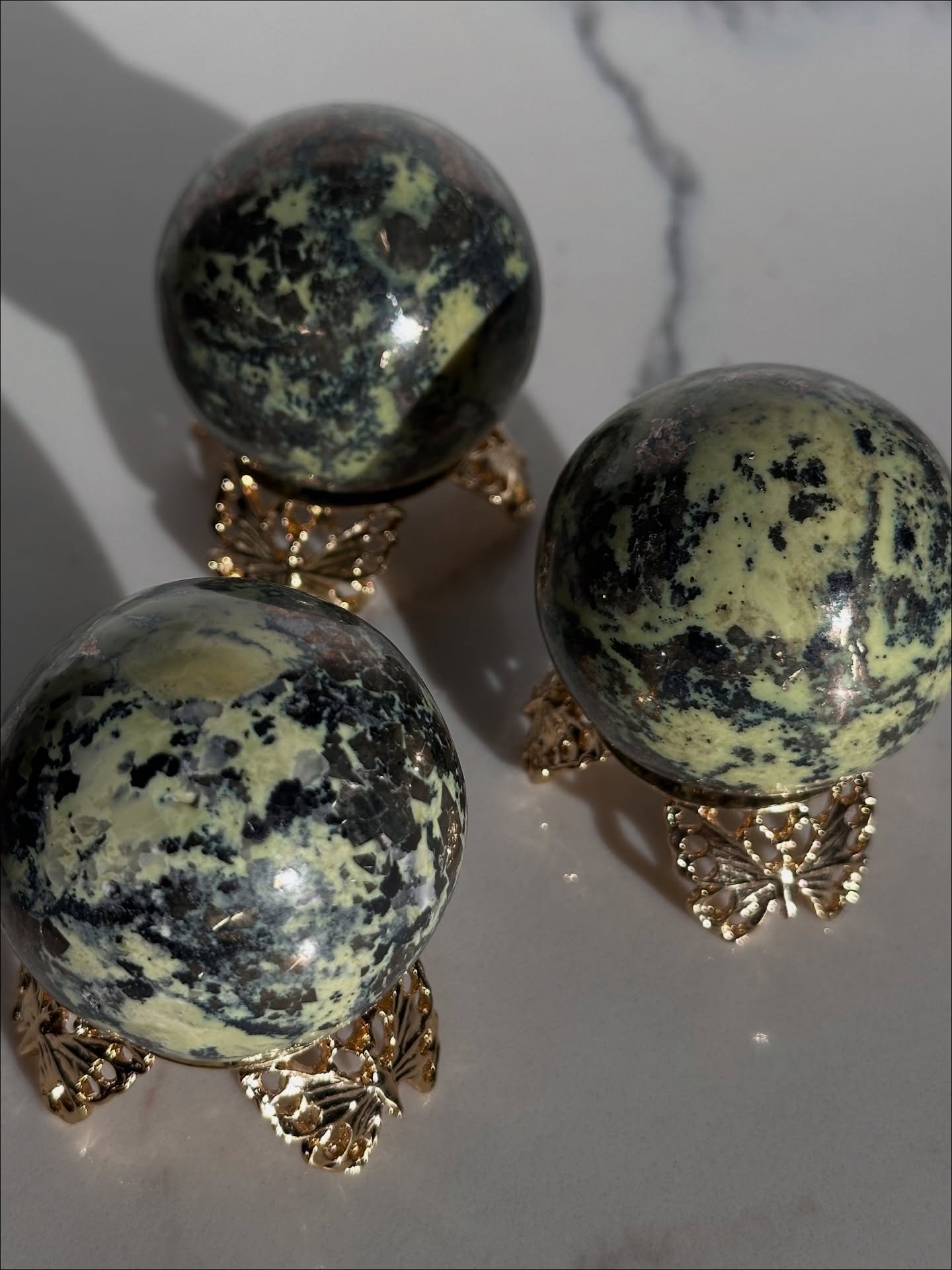 Serpentine x Pyrite from Peru 💚✨ We had to bring the hearts back along with spheres for you! 

See them up close during our Story Sale on Weds 10/22 at 4pm PST. 😍