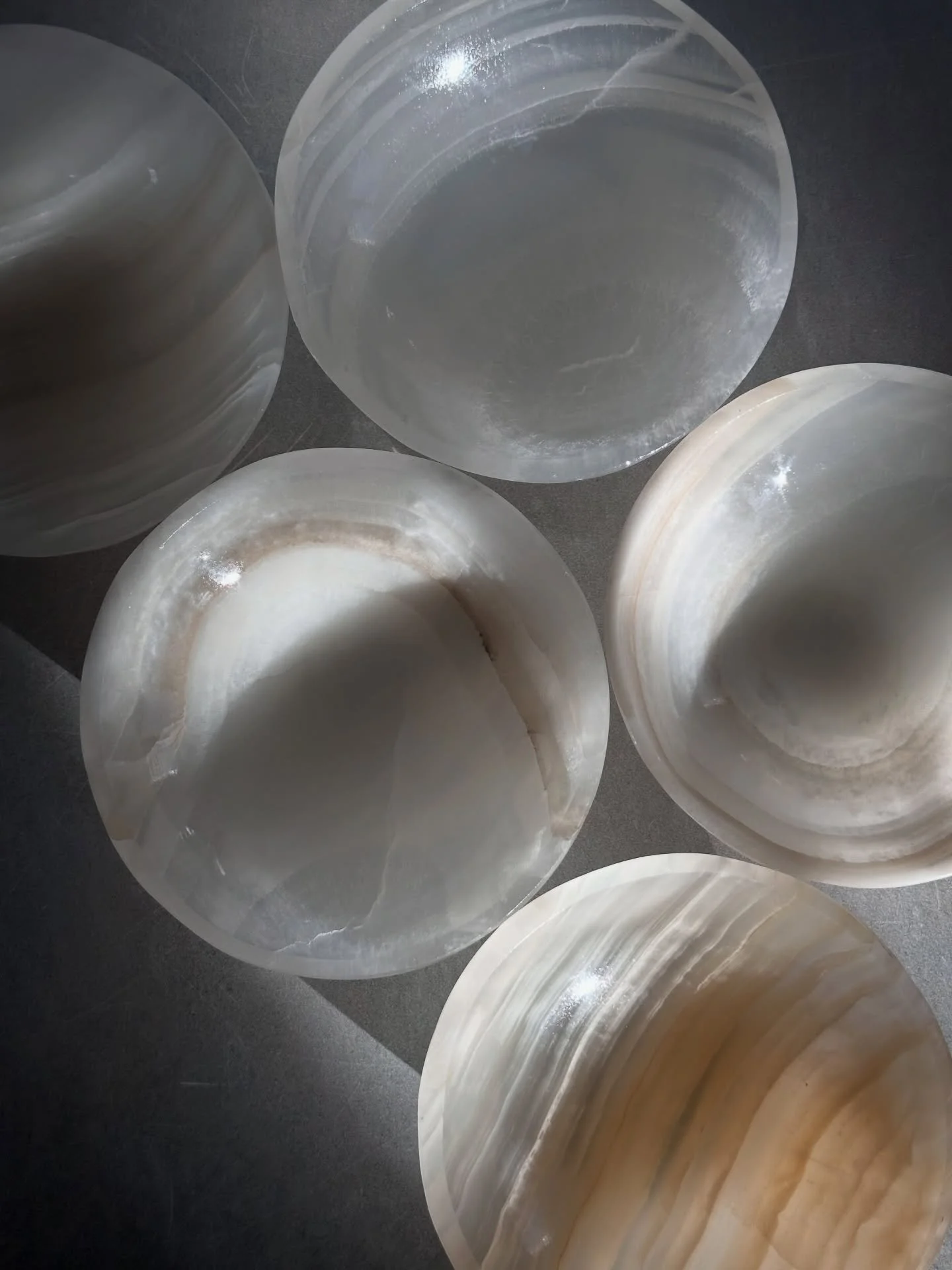 Just added to the sale table: Onyx (also known as Calcite). We&rsquo;ve got bowls that are great for use as jewelry holders or your favorite tumbles! Plus some cute standing clouds ☁️🥰

Catch them on Monday, 1/12 at 5pm PST