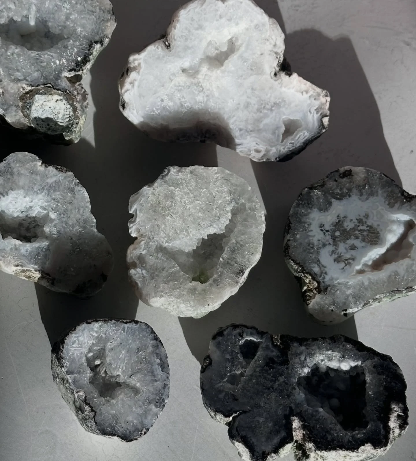 Sharing another sale preview! 🧊❄️ These icy Trancas Geodes and Druzy Agate towers are absolutely stunners. The Trancas geodes have chalcedony inclusions that have a green UV fluorescence. Check out our Story Sale to see more. Monday, 1/26 at 5pm PST