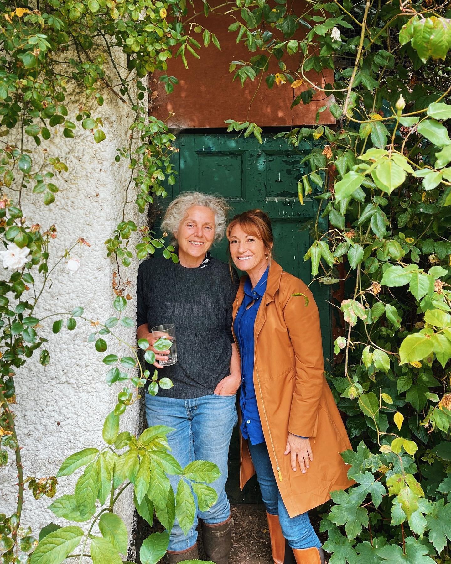 This is Marina Guiness, a wonderful woman with a big open heart who has led an incredible life! ☺️ Marina owns the location where we were recently filming and is filled with so many fascinating stories. Her place is wild and beautiful! She loves havi