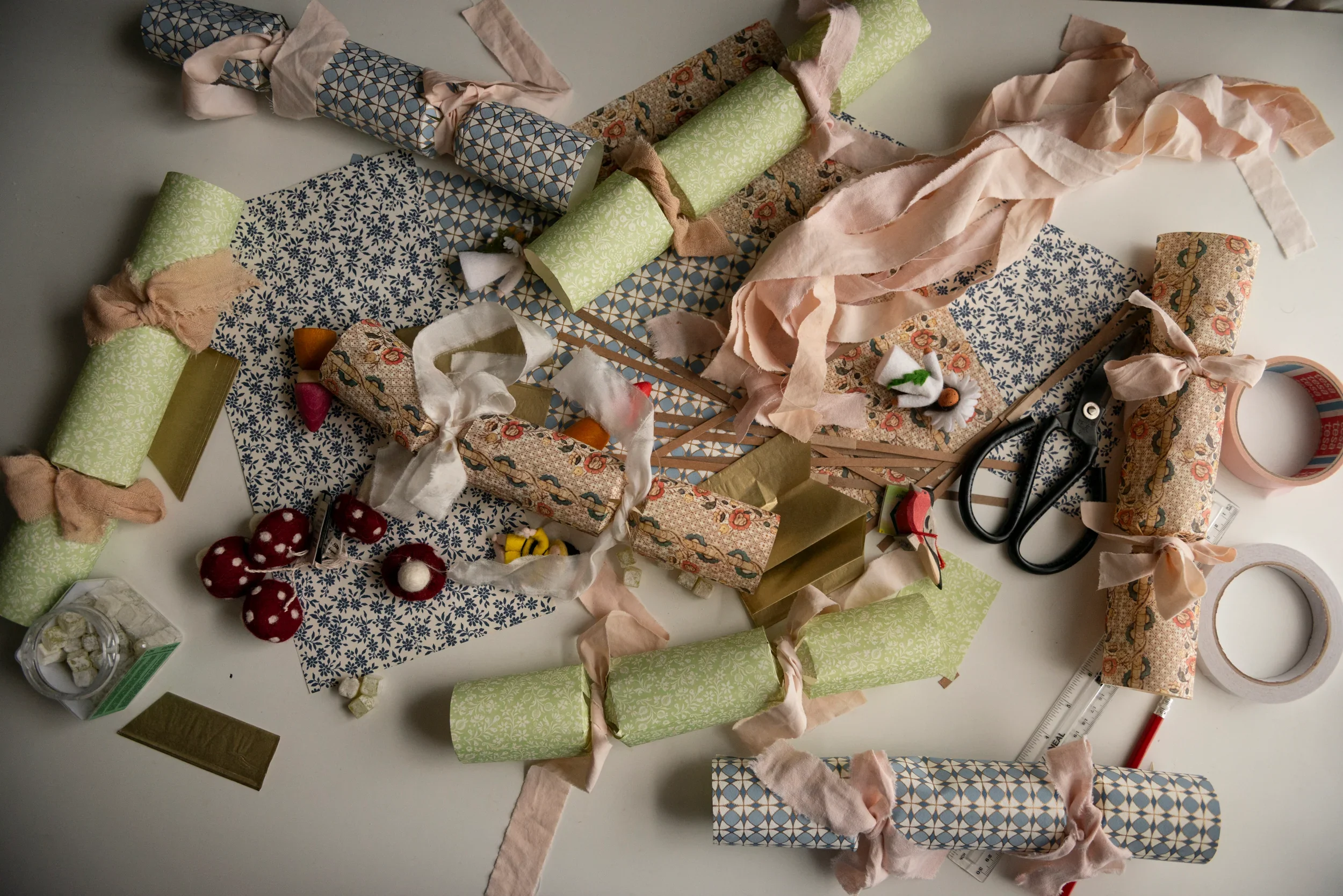 Finished_paper_cracker_1.webp