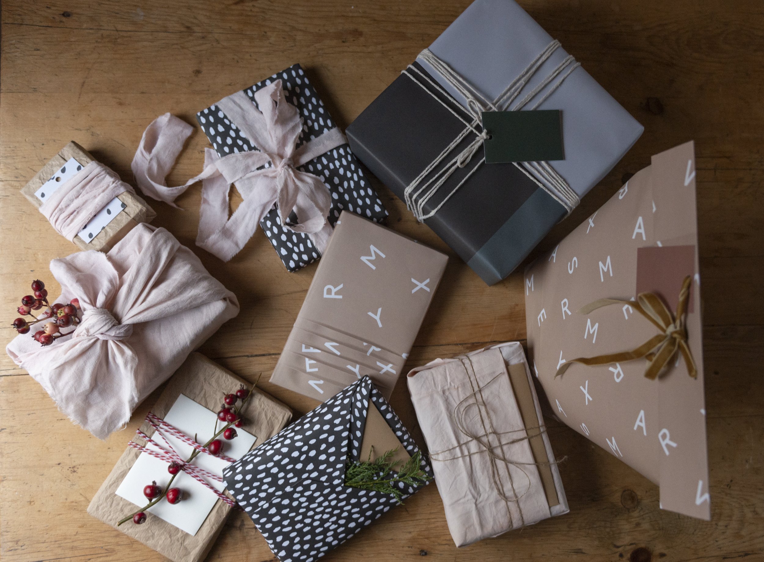 my scandinavian home: 7 Christmas Gift-Wrapping Ideas Using Cloth  (Furoshiki)