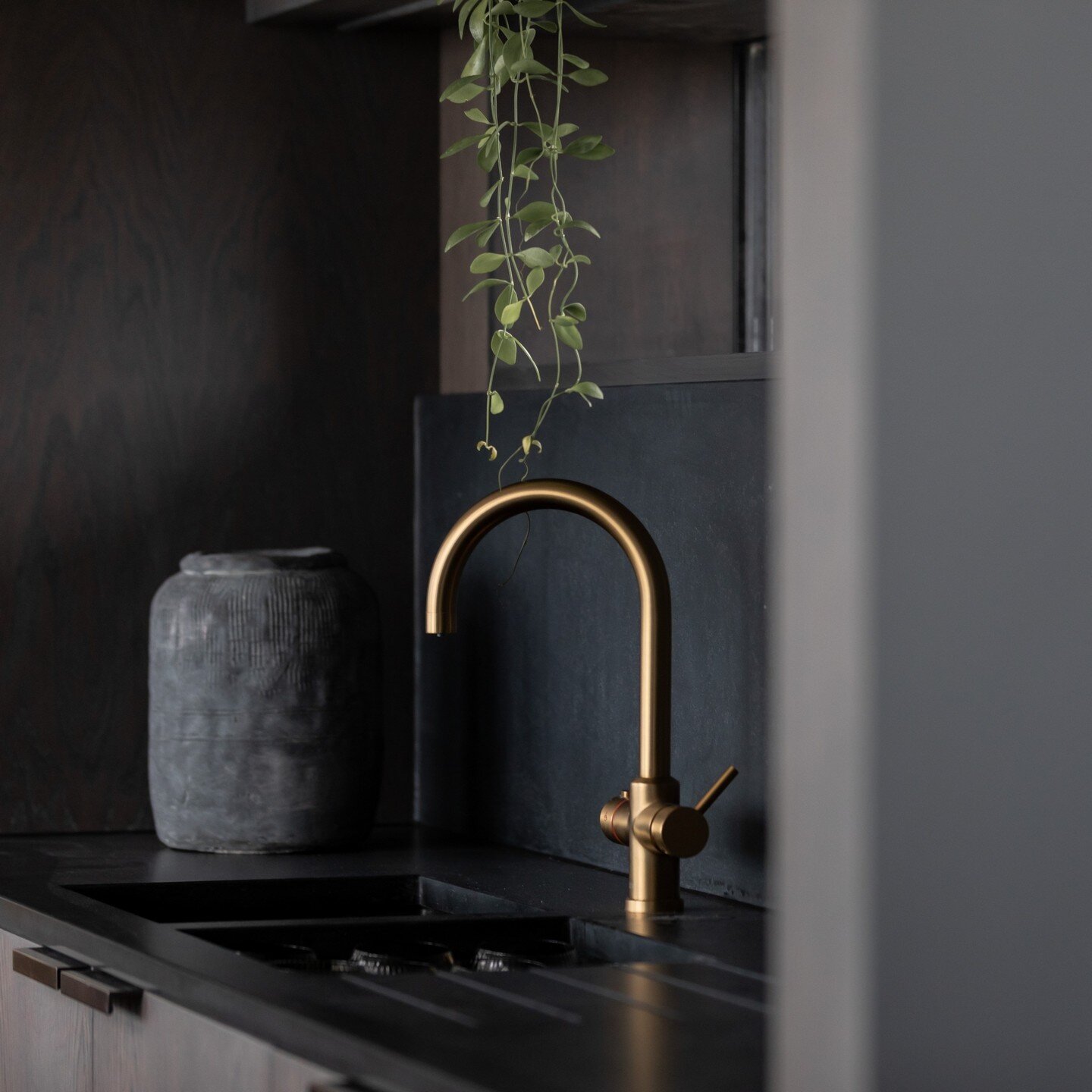 Beautifully blending dark fittings create a contemporary kitchen statement at Koto House whilst the @lussostone brushed brass tap acts as an elegant focal point.