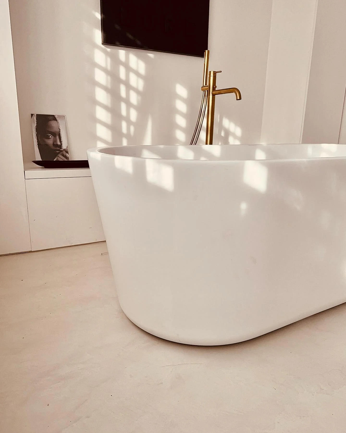 The Beauty of &hellip;
Light &amp; White in the Bathroom &hellip;🤍 Happy Weekend 🤍#bathroomdesign #mortex #relax