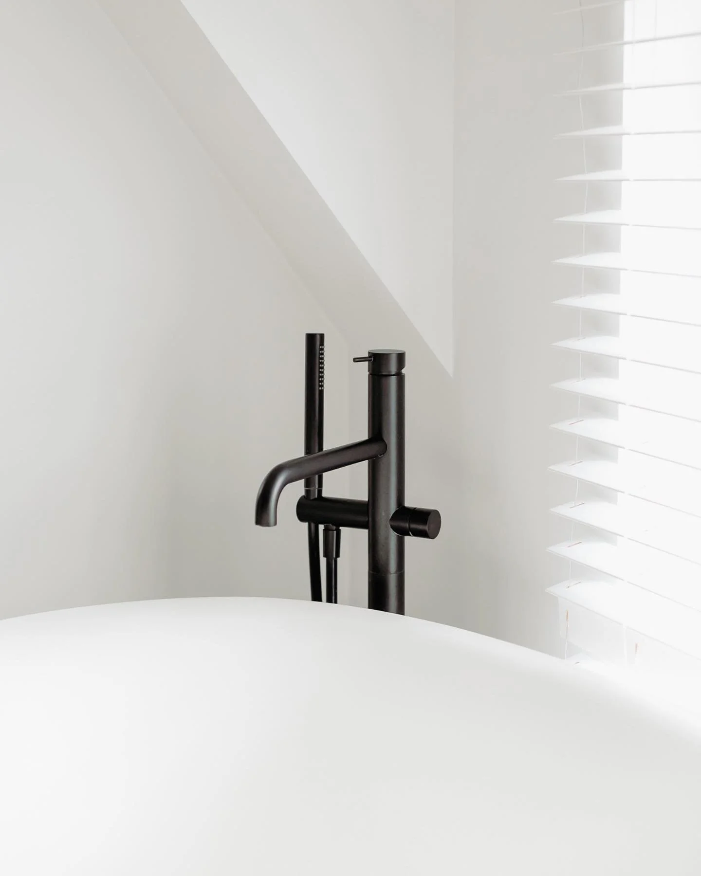 Bathroom goals -
Detail shot from Project MV
.
.
.

#viazarchitecten #viazarchitectes
#interiorarchitecture #interieurdesign
#timeless #bathroomdesign 
#simplicity #craftsmanship 
#totalrenovation #totaalrenovatie
#timelessinteriors #bathroomdesign 
