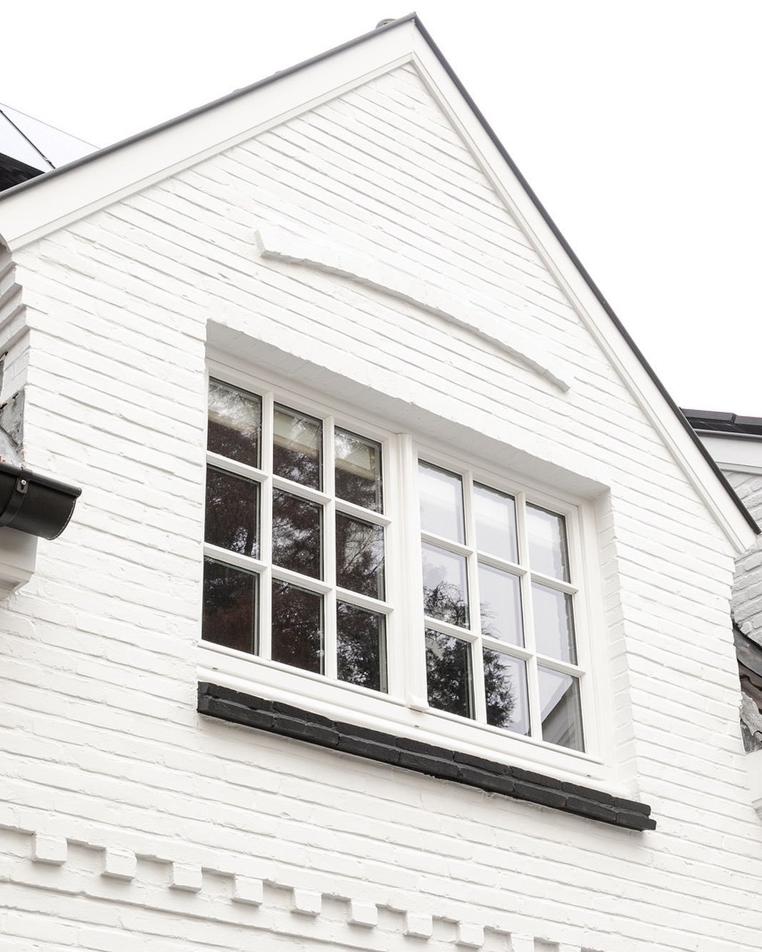 We love the Detail of a White Brick &hellip;
Have a Nice start of the week &hellip;🌿
.
.
.
#viazarchitects #viazarchitects #arcitecture #archilovers 
#cozy #timeless #thetotalproject #design #authenticity #exterior
#outdoordesign #architectuur #natu