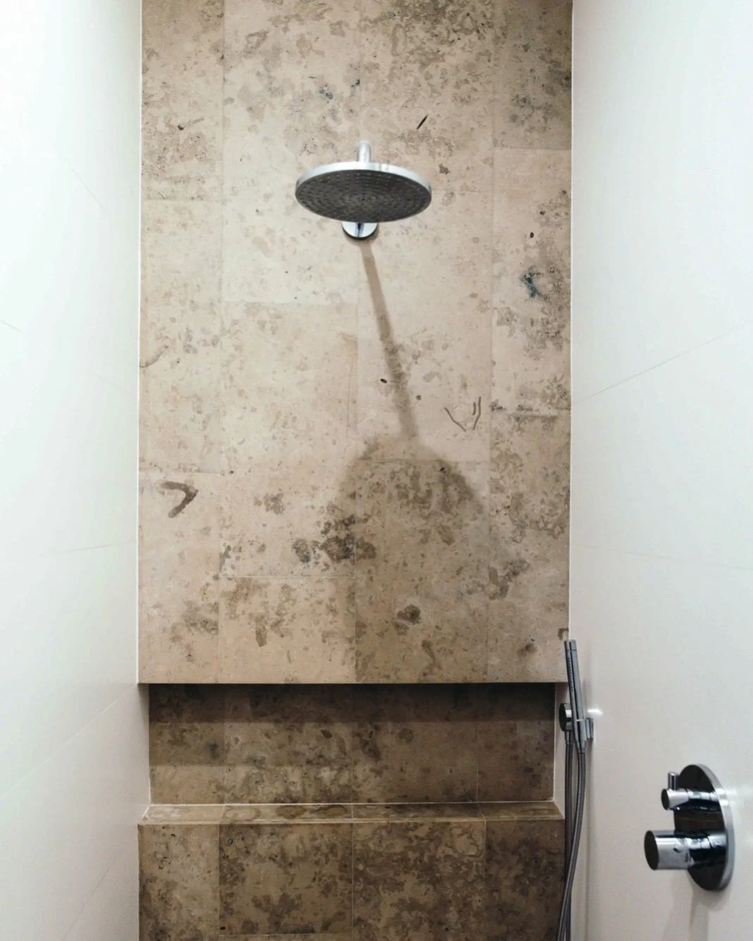 Its time to Take a Little Shower &hellip;
Viaz Loves the Purty of Natural Stone &hellip; Summervibes 💛
.
.
.
#viazarchitecten #viazarchitects #interiordesign #bathroomdesign #puredesign #stayhome 
#timetorelax