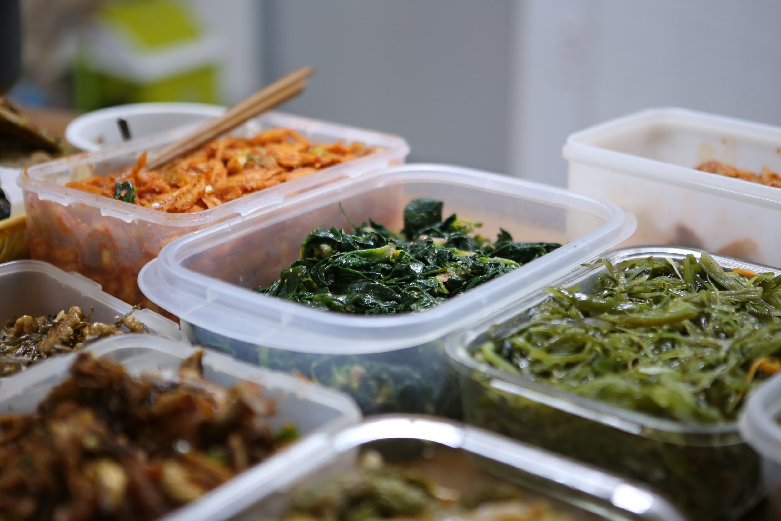 Cómo etiquetar correctamente mis contenedores de alimentos