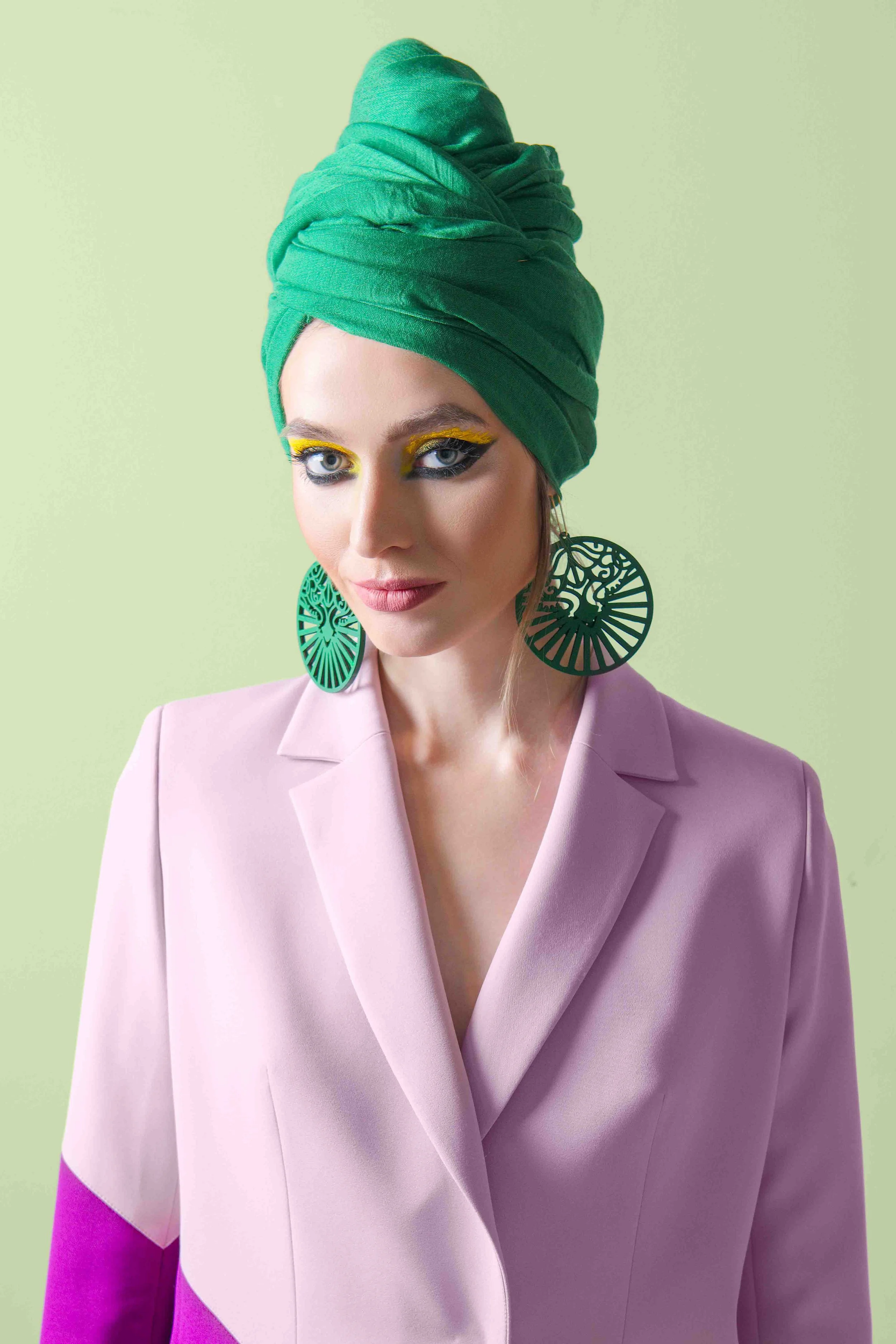 pretty-fashion-model-in-bi-color-jacket-and-turban-2022-05-12-22-42-25-utc.jpg