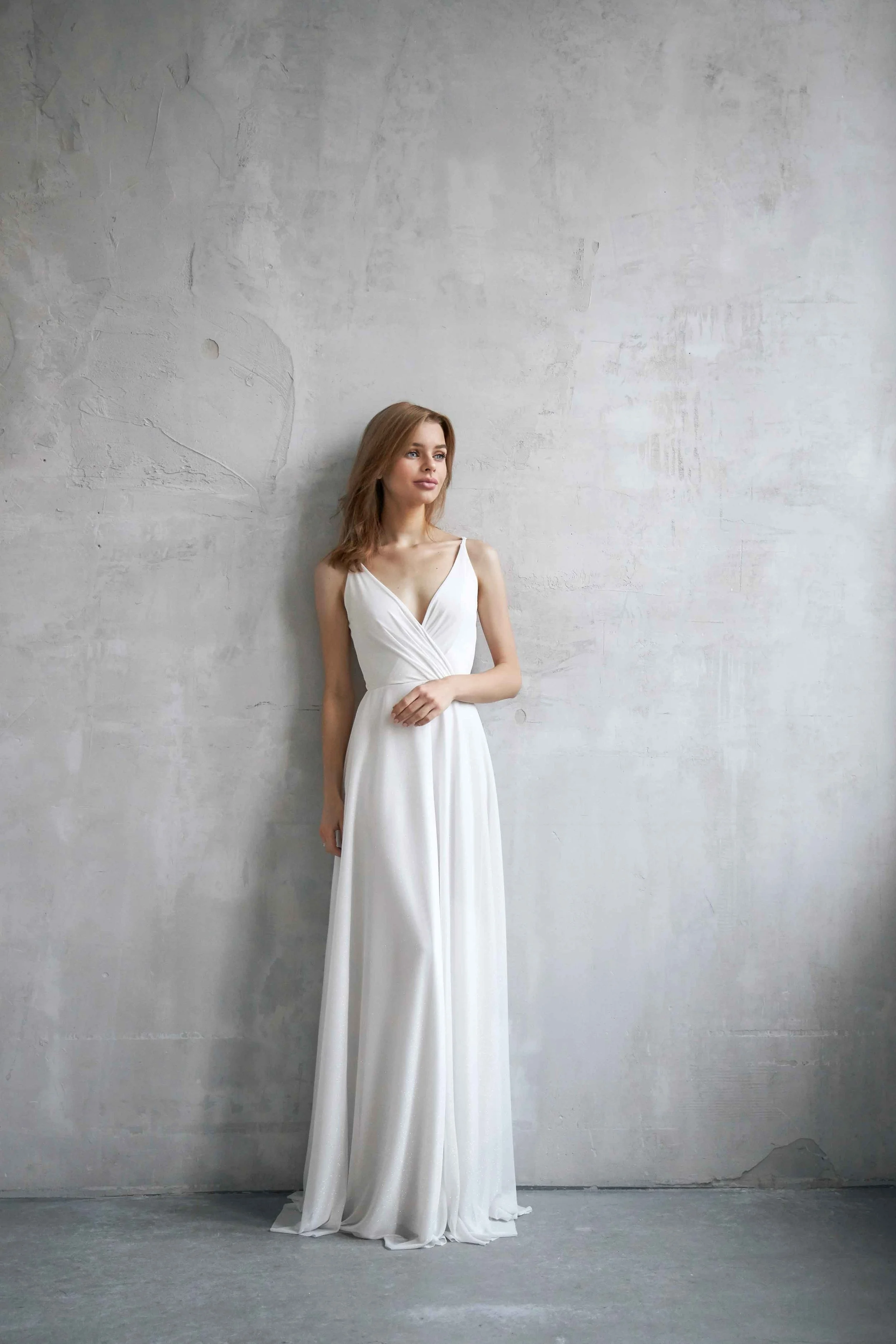 beautiful-slender-woman-in-white-wedding-dress-ne-2021-12-09-12-44-25-utc.jpg