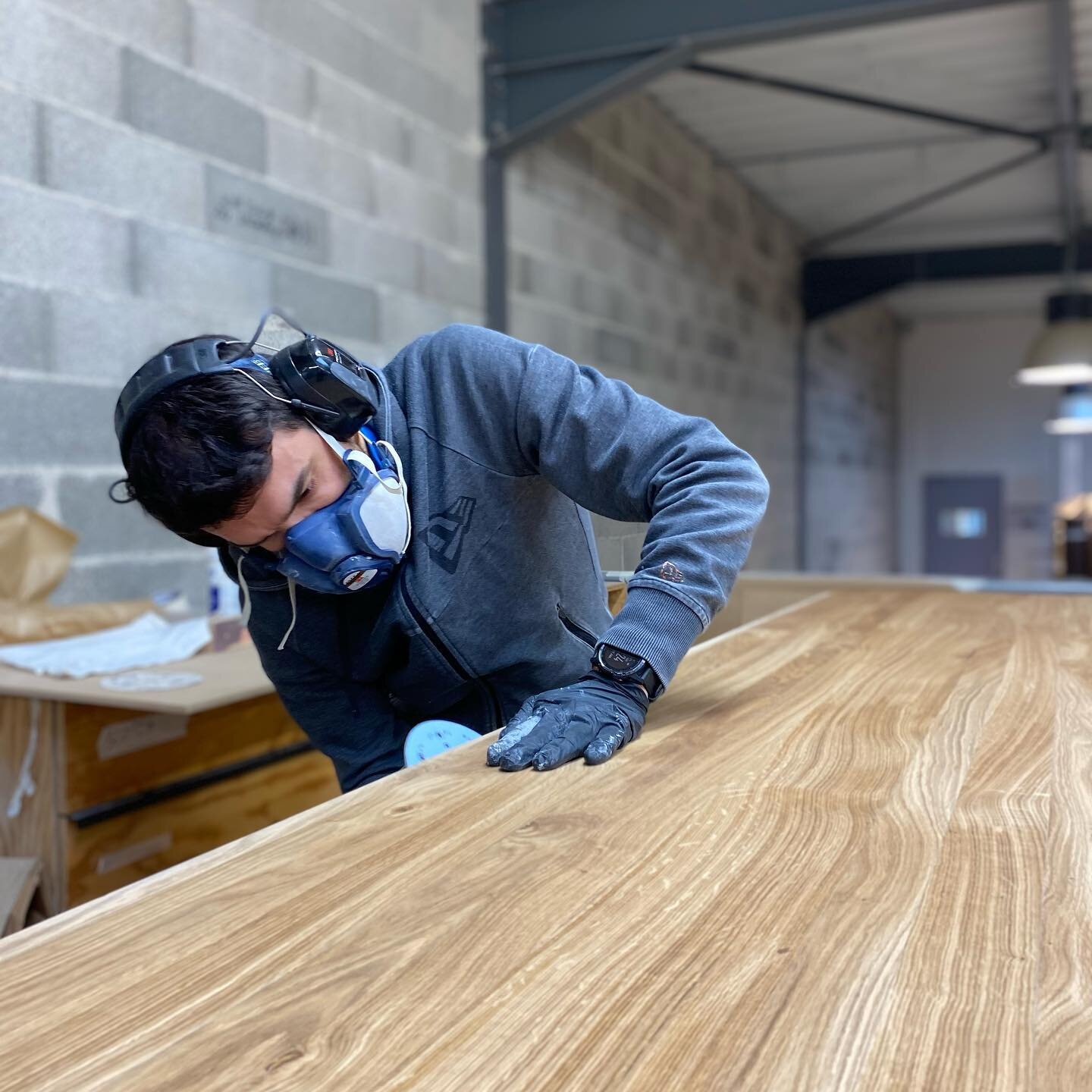 Pon&ccedil;age d'une jolie table en ch&ecirc;ne ✨

Une &eacute;tape entre les mains de Bastien, notre menuisier minutieux et appliqu&eacute; ⚡

#menuiserie #team #atelier #portrait #artisan #woodwork #surmesure #montpellier #montpelliercity #montpell