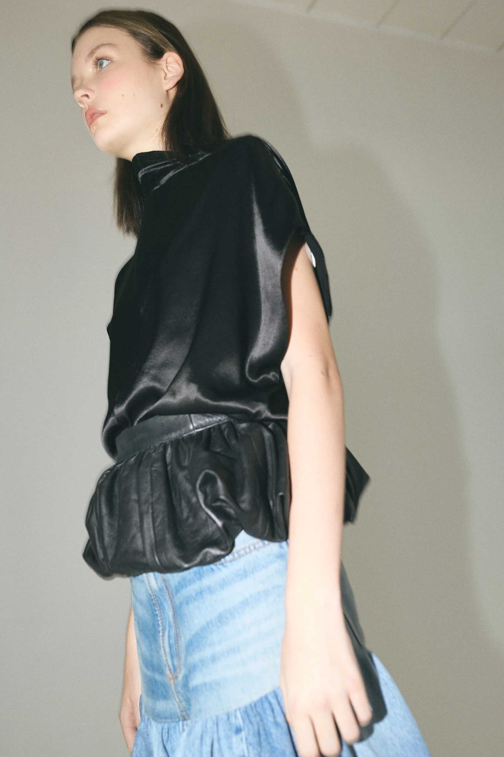 BLACK SLEEVLESS TOP