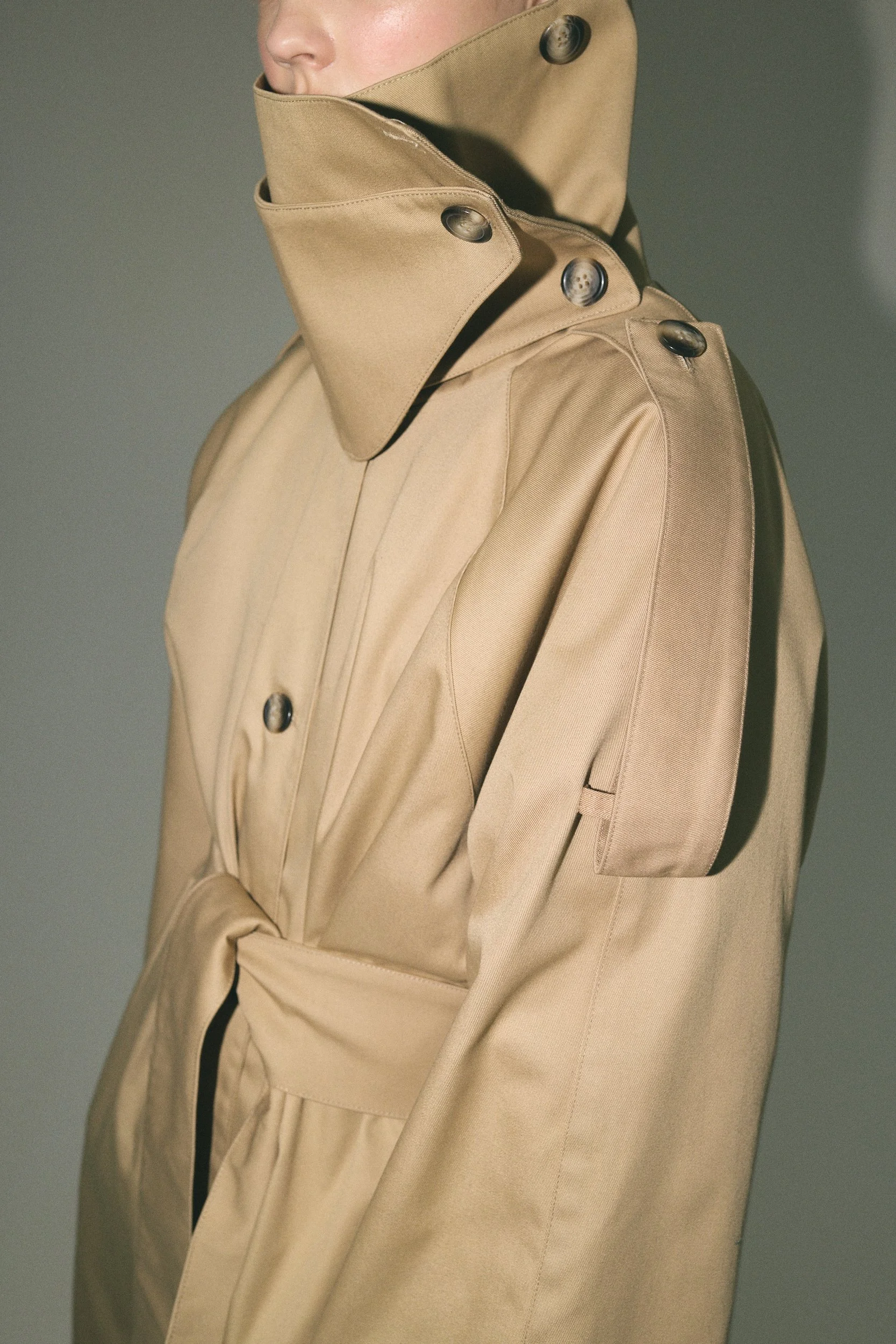 BEGE TRENCH COAT